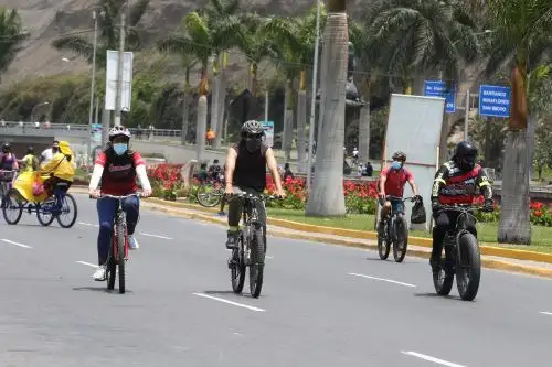 Ciudadanos circulan  a pie o en bicicletas u otros vehículos no motorizados por la Costa Verde. Hoy domingo no pueden circular vehículos particulares en Lima y Callao, pero los ciudadanos pueden desplazarse, siempre y cuando usen mascarilla y protector facial.
Foto: ANDINA/Vidal Tarqui