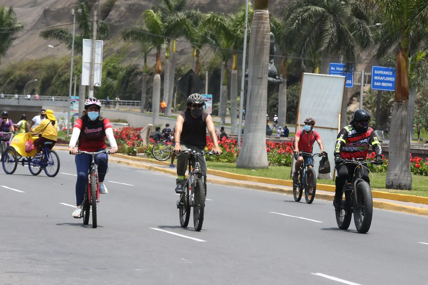 Ciudadanos circulan  a pie o en bicicletas u otros vehículos no motorizados por la Costa Verde. Hoy domingo no pueden circular vehículos particulares en Lima y Callao, pero los ciudadanos pueden desplazarse, siempre y cuando usen mascarilla y protector facial.
Foto: ANDINA/Vidal Tarqui