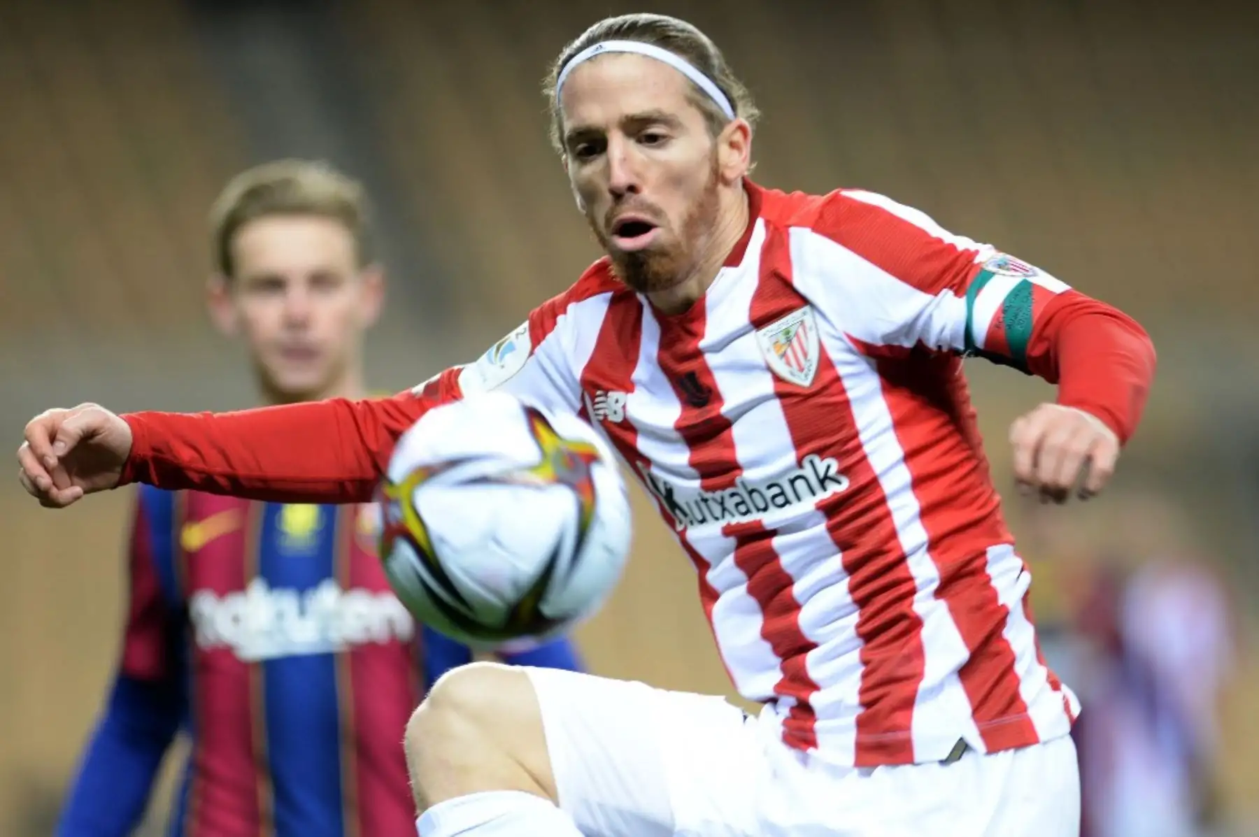 El delantero español del Athletic de Bilbao, Iker Muniain, controla el balón durante la final de la Supercopa de España entre el FC Barcelona y el Athletic Club de Bilbao en el estadio de La Cartuja de Sevilla. Foto: AFP