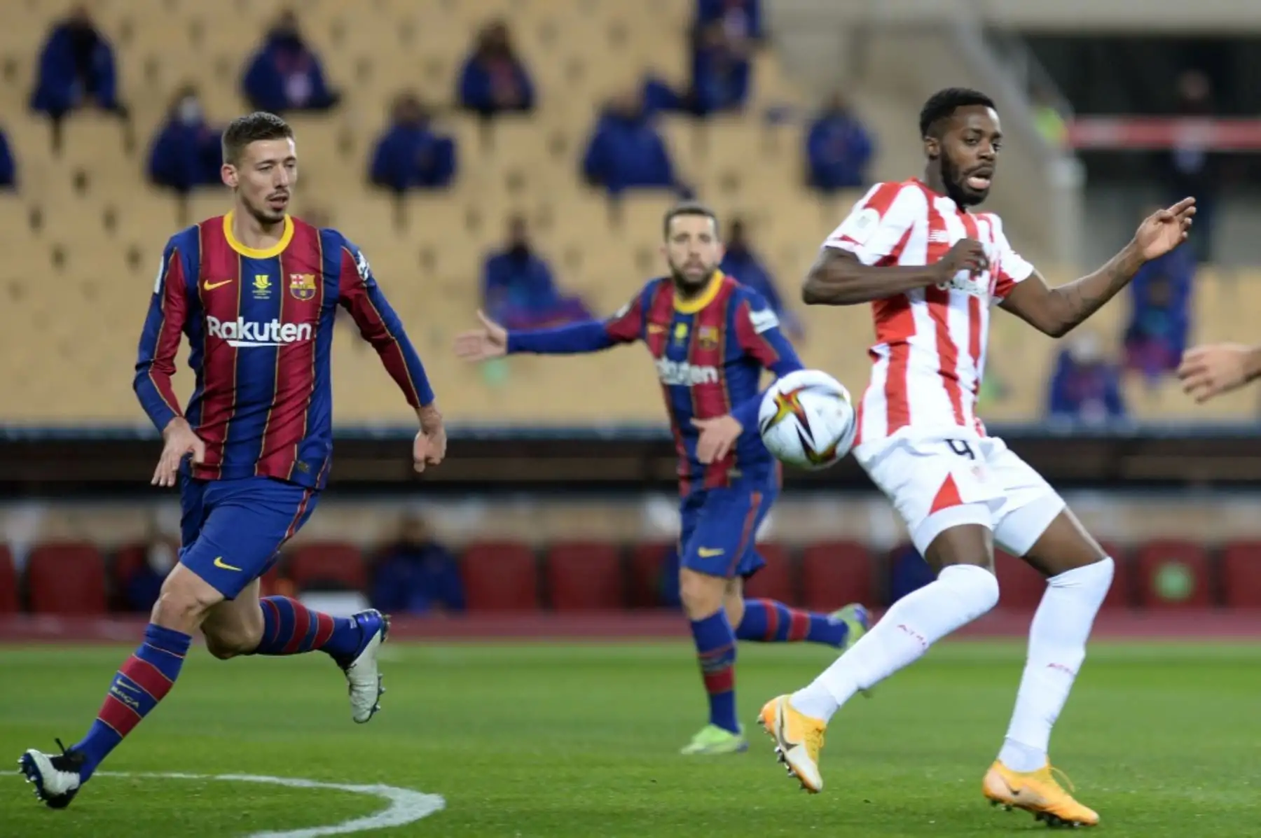 El defensa francés del Barcelona Clement Lenglet (L) compite con el delantero español del Athletic de Bilbao Iñaki Williams durante la final de la Supercopa de España entre el FC Barcelona y el Athletic Club de Bilbao. Foto: AFP
