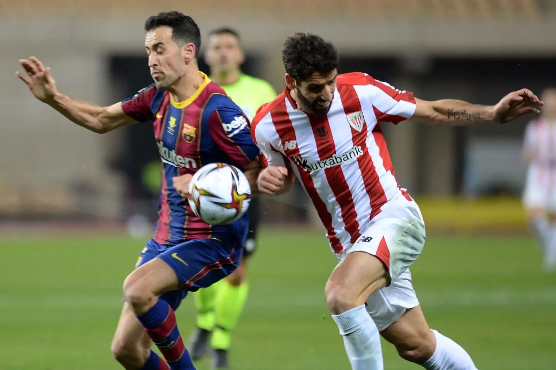 El centrocampista español del Barcelona Sergio Busquets (L) compite con el centrocampista español del Athletic de Bilbao Raúl García durante la final de la Supercopa de España entre el FC Barcelona y el Athletic Club de Bilbao en el estadio de La Cartuja de Sevilla. Foto: AFP