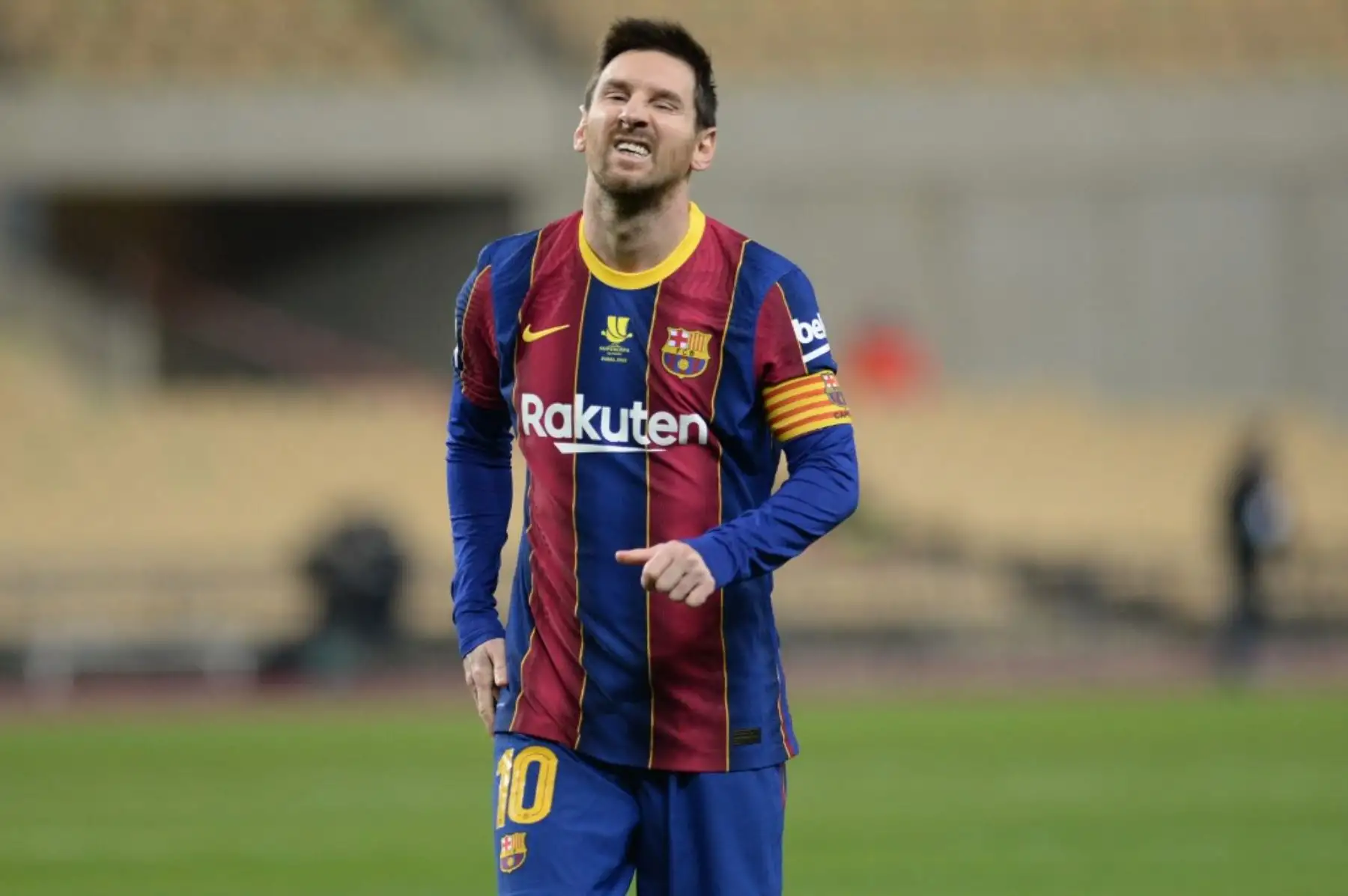 El delantero argentino del Barcelona Lionel Messi hace una mueca durante la final de la Supercopa de España entre el FC Barcelona y el Athletic Club de Bilbao en el estadio de La Cartuja de Sevilla. Foto: AFP