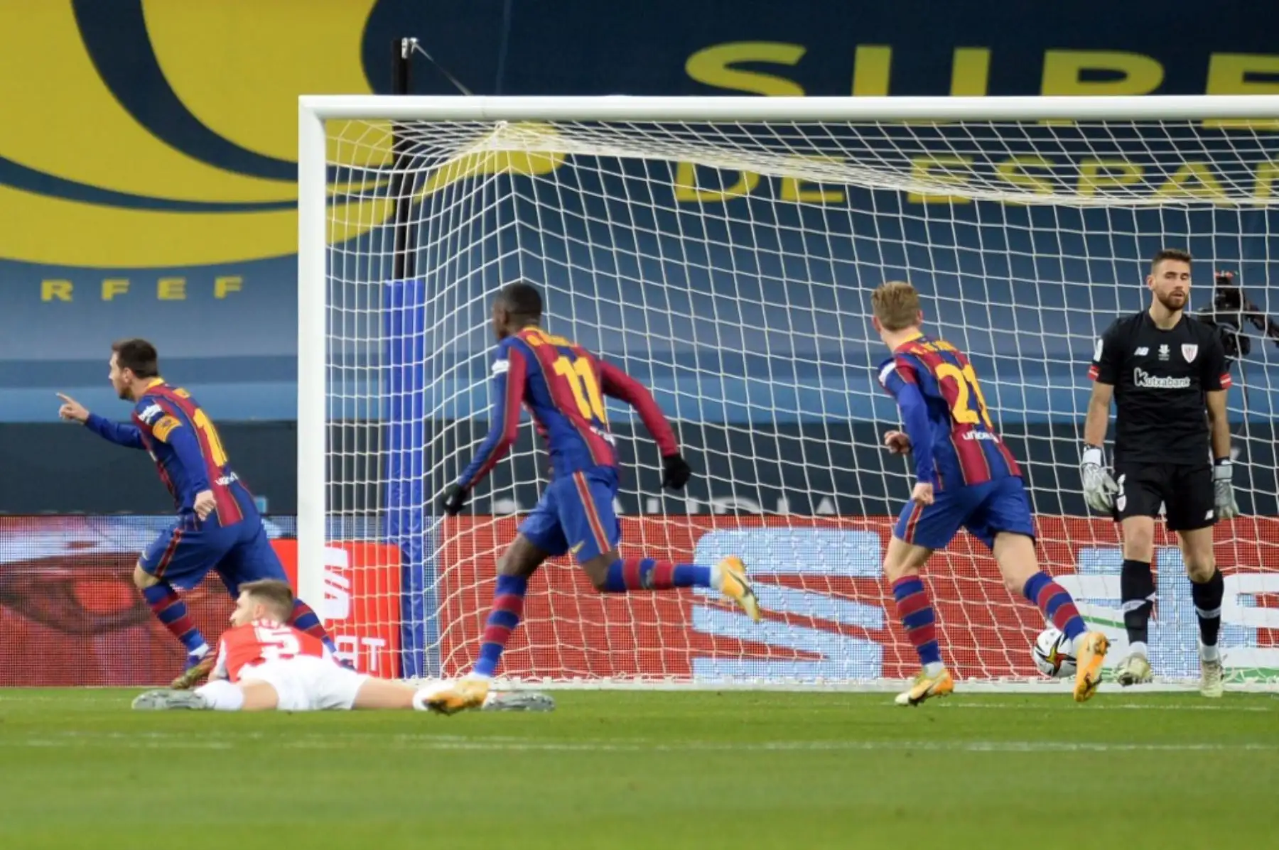 El delantero argentino del Barcelona Lionel Messi (L) celebra el gol de apertura del Barcelona anotado por el centrocampista francés del Barcelona Antoine Griezmann durante la final de la Supercopa de España entre el FC Barcelona y el Athletic Club de Bilbao en el estadio La Cartuja de Sevilla. Foto: AFP