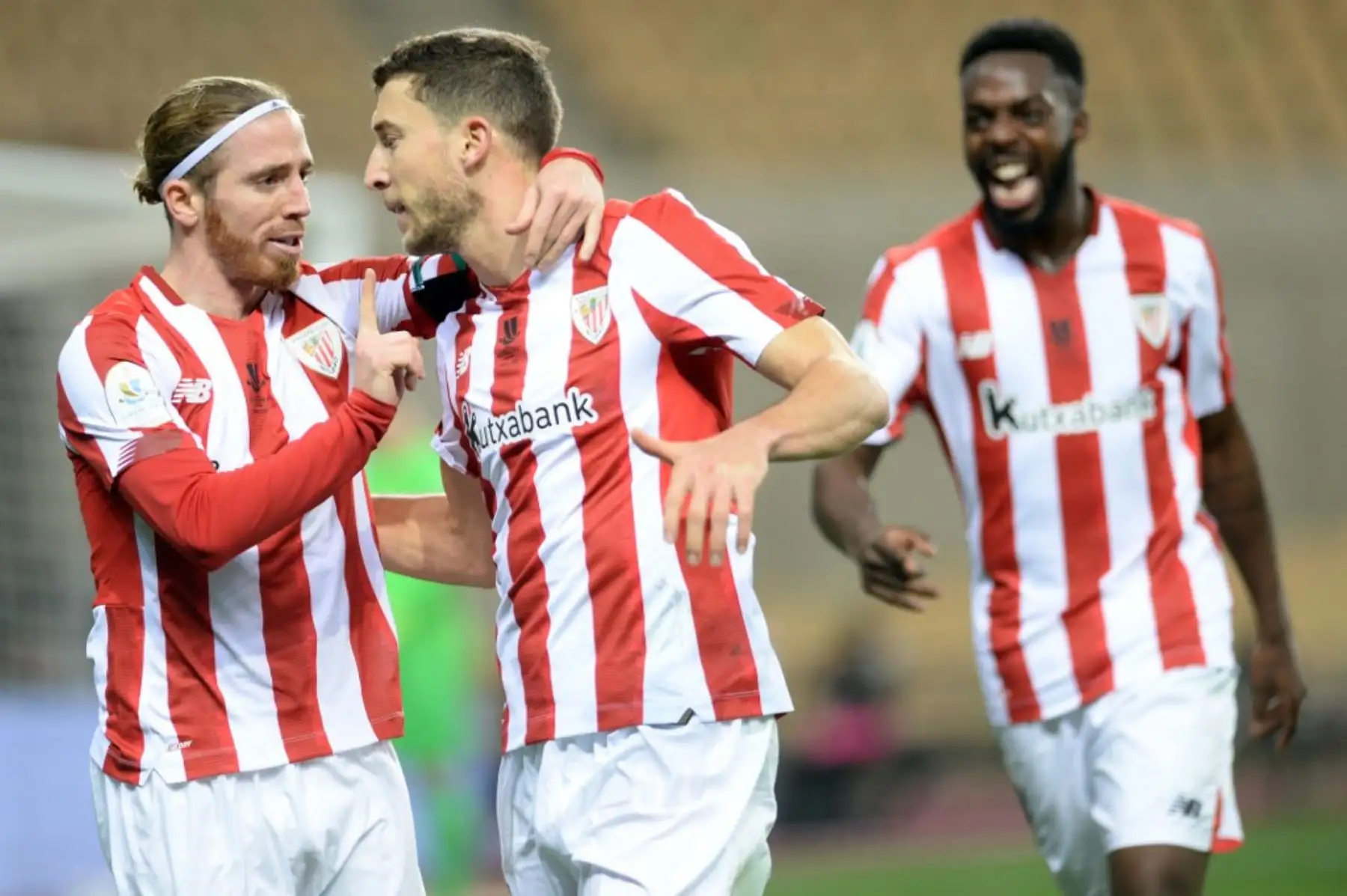 El defensor español del Athletic de Bilbao Oscar De Marcos (C) celebra anotar el gol del empate con el delantero español del Athletic de Bilbao Iker Muniain. Foto: AFP
