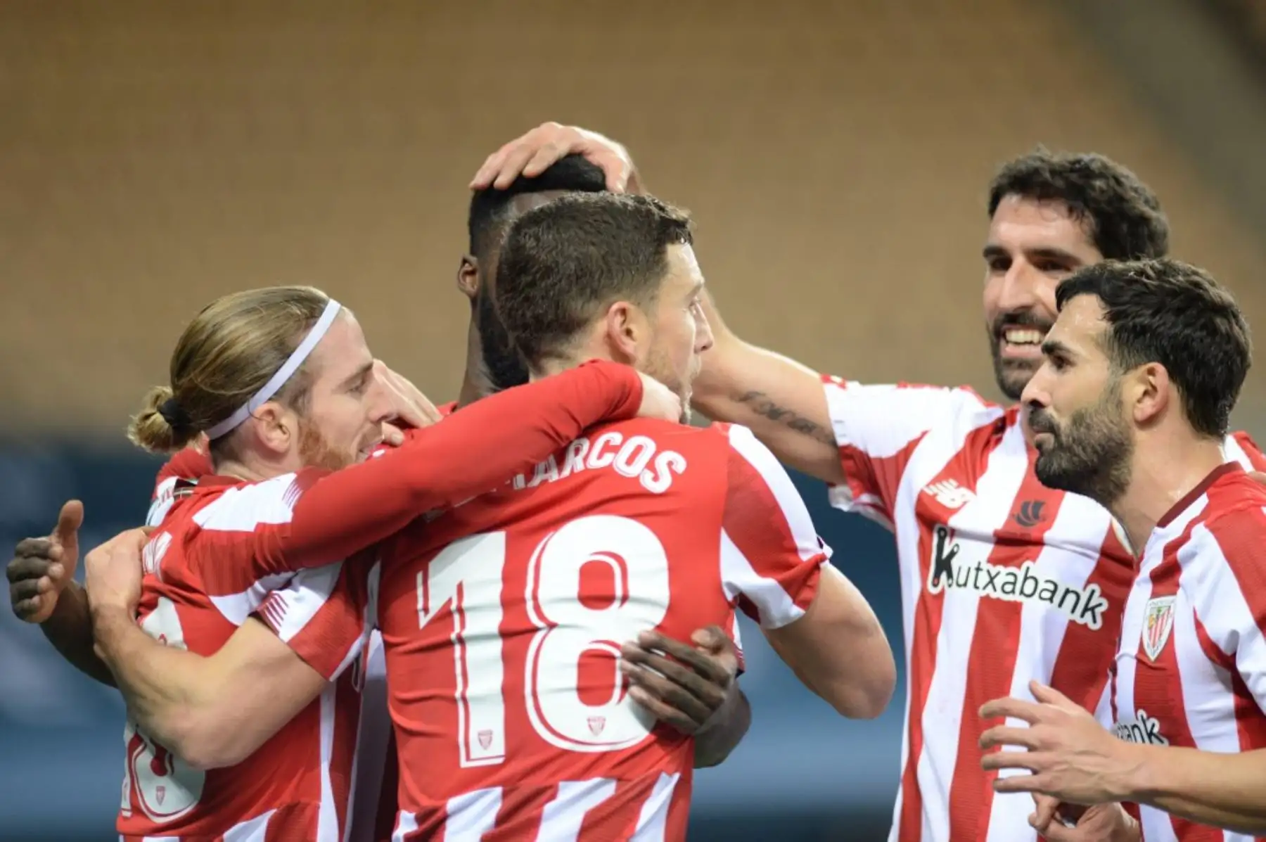 El defensa español del Athletic de Bilbao Oscar De Marcos celebra su gol con sus compañeros durante la final de la Supercopa de España entre el FC Barcelona y el Athletic Club de Bilbao en el estadio de La Cartuja de Sevilla. Foto: AFP