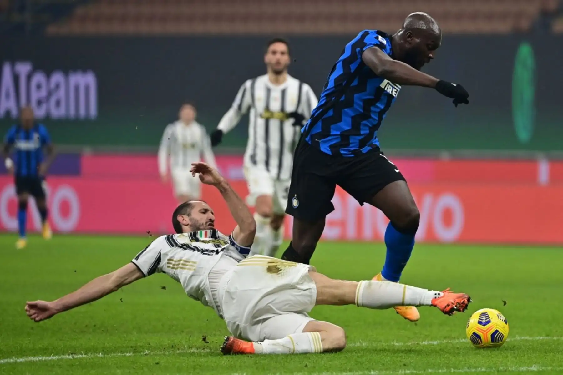 El defensor italiano de la Juventus Giorgio Chiellini (L) intenta abordar al delantero belga del Inter de Milán Romelu Lukaku durante el partido de fútbol de la Serie A italiana Inter vs Juventus. Foto: AFP