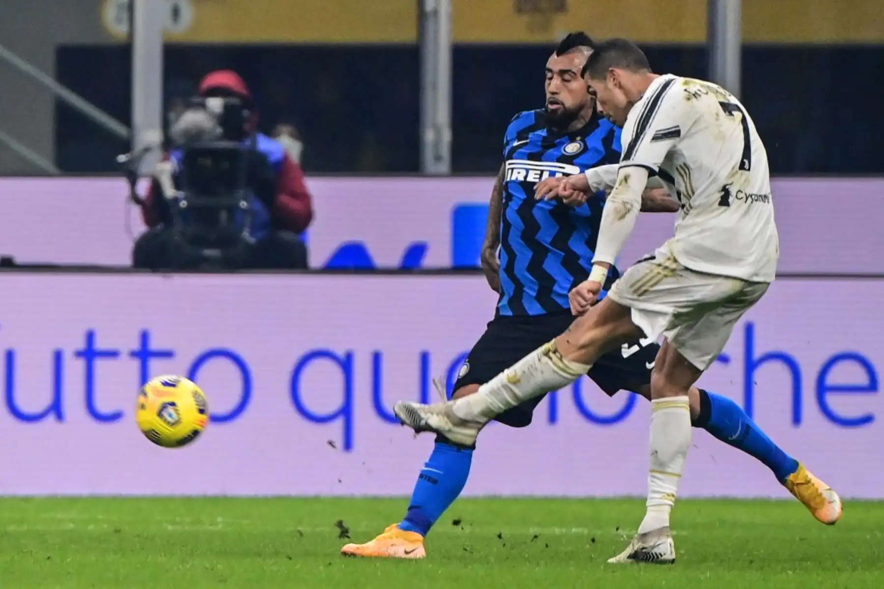 El delantero portugués de la Juventus, Cristiano Ronaldo (R), patea el balón a pesar del mediocampista chileno del Inter de Milán Arturo Vidal durante el partido de fútbol de la Serie A italiana Inter vs Juventus. Foto: AFP