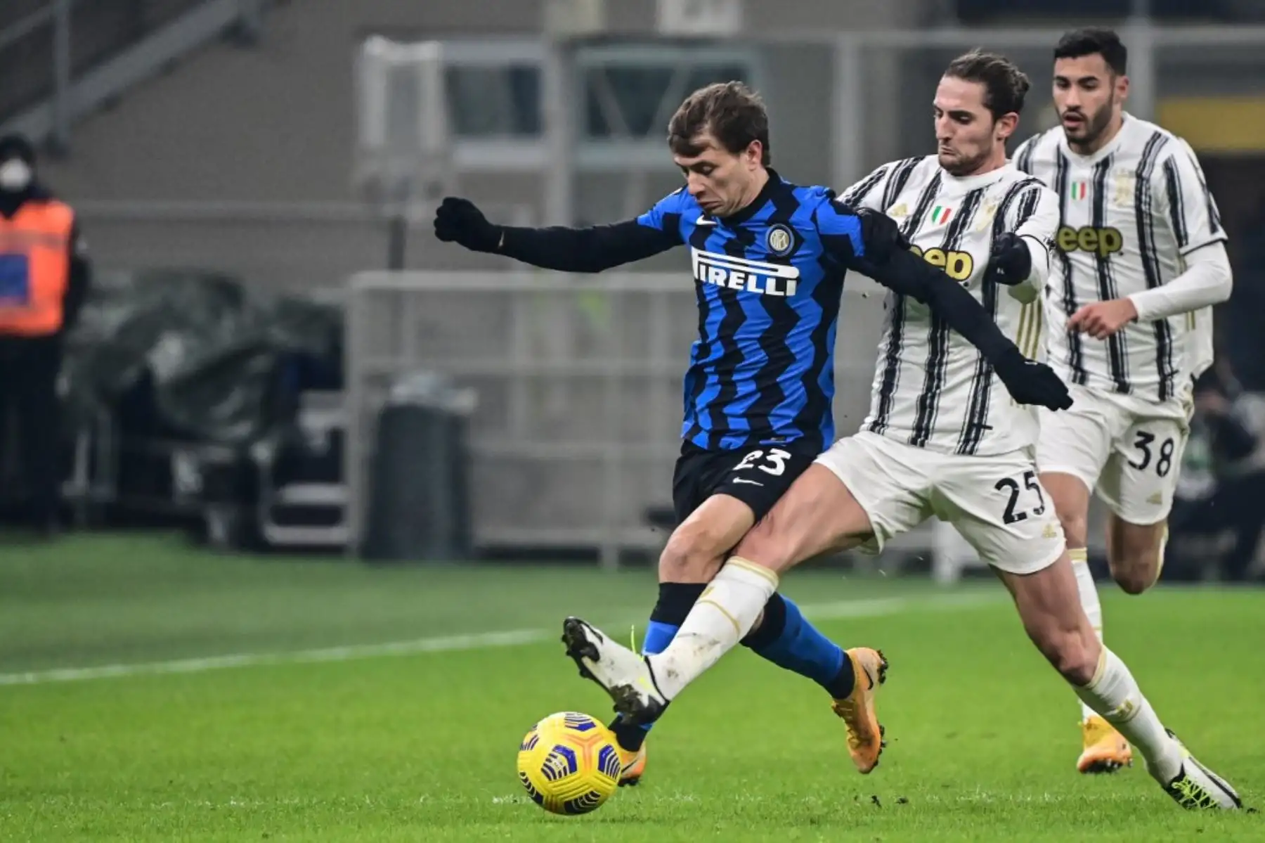 El centrocampista francés de la Juventus Adrien Rabiot (R) aborda al mediocampista italiano del Inter de Milán Nicolo Barella durante el partido de fútbol de la Serie A italiana Inter vs Juventus el 17 de enero de 2021 en el estadio San Siro de Milán. Foto: AFP