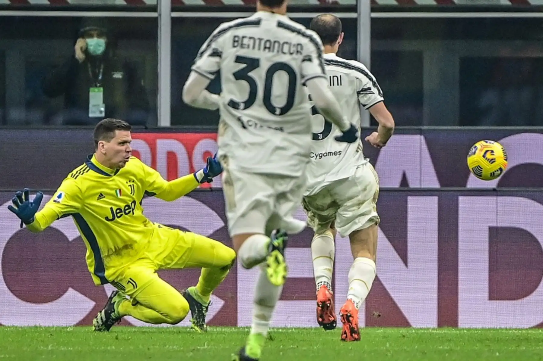 El portero de la Juventus sale a interceptar un balón en una jugada de ataque. Foto: AFP