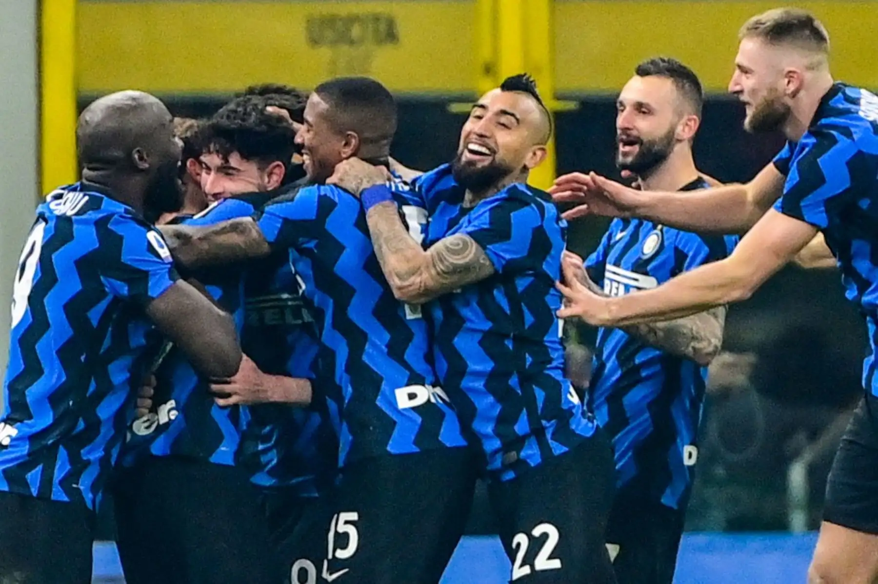 El centrocampista chileno del Inter de Milán Arturo Vidal (C) y sus compañeros celebran después de anotar su segundo gol durante el partido de fútbol de la Serie A italiana Inter vs Juventus el 17 de enero de 2021 en el estadio San Siro de Milán. Foto: AFP