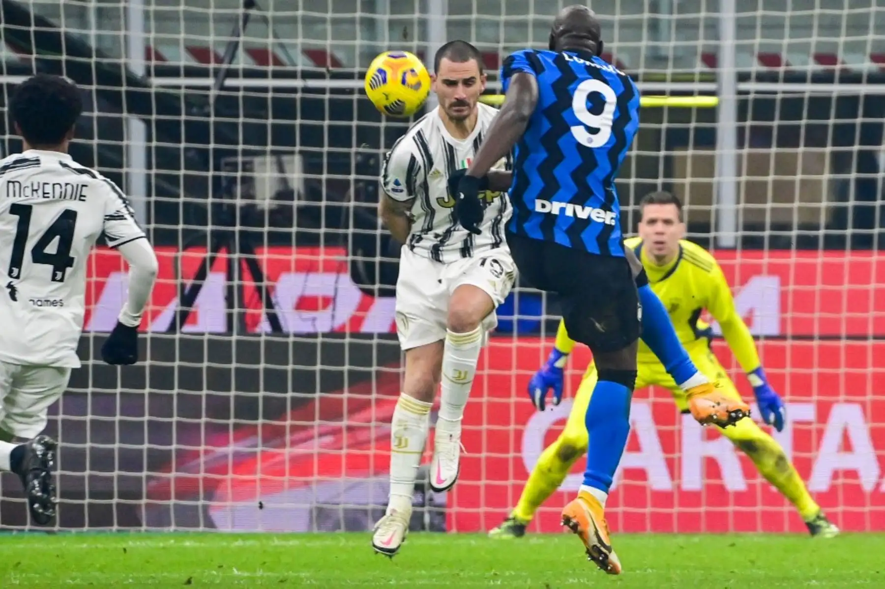 El defensor italiano de la Juventus Leonardo Bonucci (C) desvía un disparo del delantero belga del Inter de Milán Romelu Lukaku (Delantero R) durante el partido de fútbol de la Serie A italiana Inter vs Juventus el 17 de enero de 2021 en el estadio de San Siro en Milán. Foto: AFP