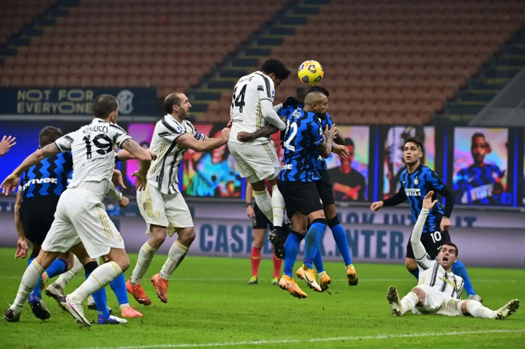 El centrocampista estadounidense de la Juventus Weston McKennie (arriba) va de cabeza durante el partido de fútbol de la Serie A italiana Inter vs Juventus el 17 de enero de 2021 en el estadio San Siro de Milán. Foto: AFP