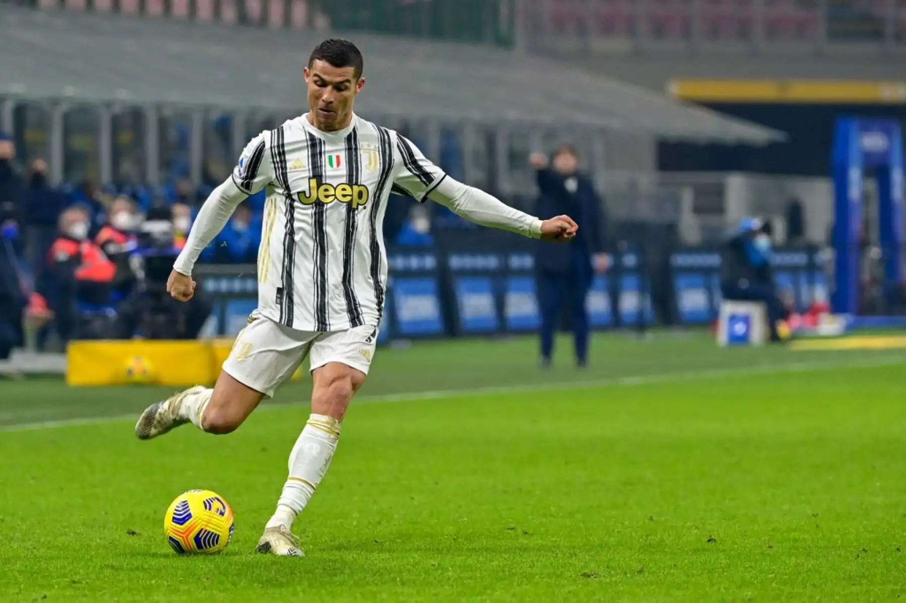 El delantero portugués de la Juventus, Cristiano Ronaldo, patea al centro del balón durante el partido de fútbol de la Serie A italiana Inter vs Juventus el 17 de enero de 2021 en el estadio San Siro de Milán. Foto: AFP