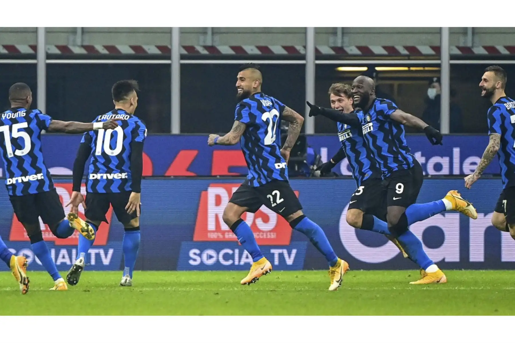 El centrocampista italiano del Inter de Milán Nicolo Barella celebra con el centrocampista chileno del Inter de Milán Arturo Vidal, el delantero belga del Inter de Milán Romelu Lukaku y compañeros de equipo después de anotar durante el partido de fútbol de la Serie A italiana Inter vs Juventus el 17 de enero de 2021 en el estadio San Siro de Milán. Foto: AFP