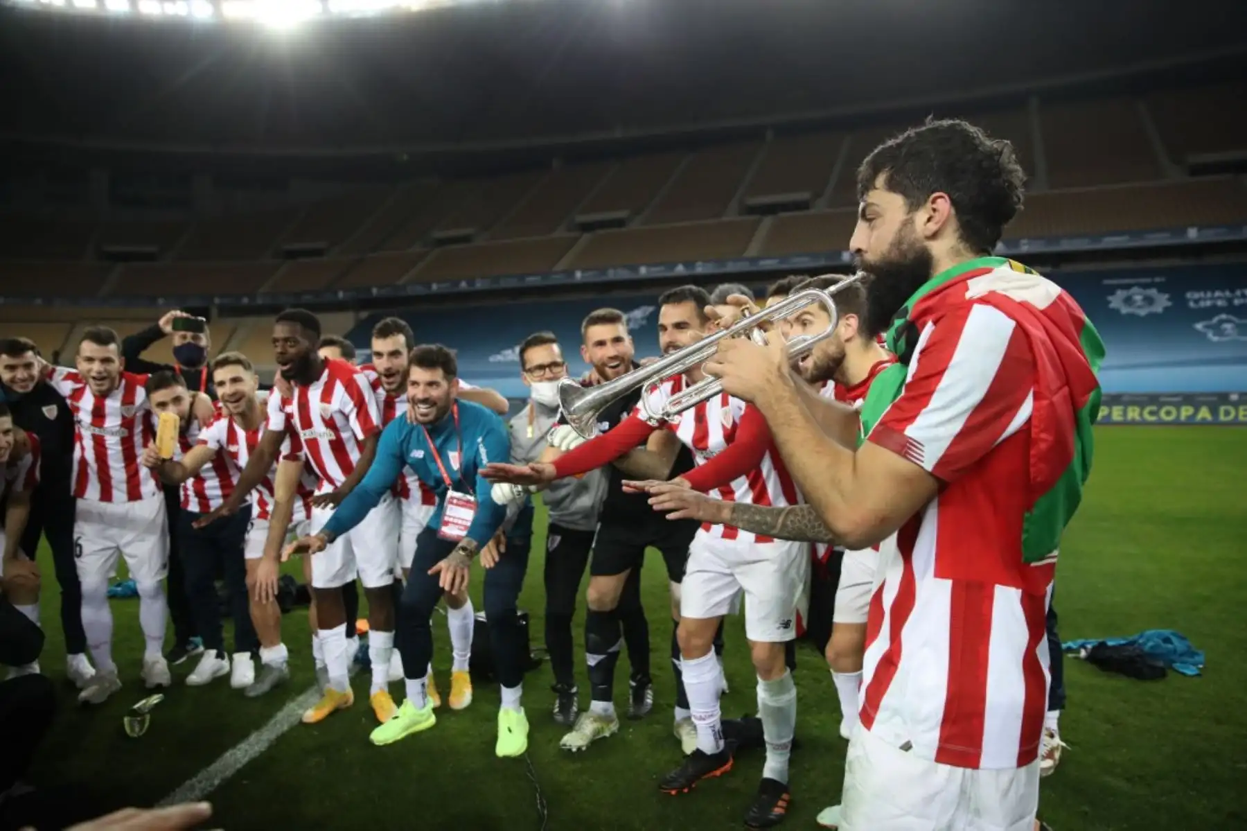 El delantero español del Athletic de Bilbao, Asier Villalibre, toca la trompeta mientras celebra con sus compañeros su victoria tras ganar la final de la Supercopa de España entre el FC Barcelona y el Athletic Club de Bilbao en el estadio de La Cartuja de Sevilla. Foto: AFP