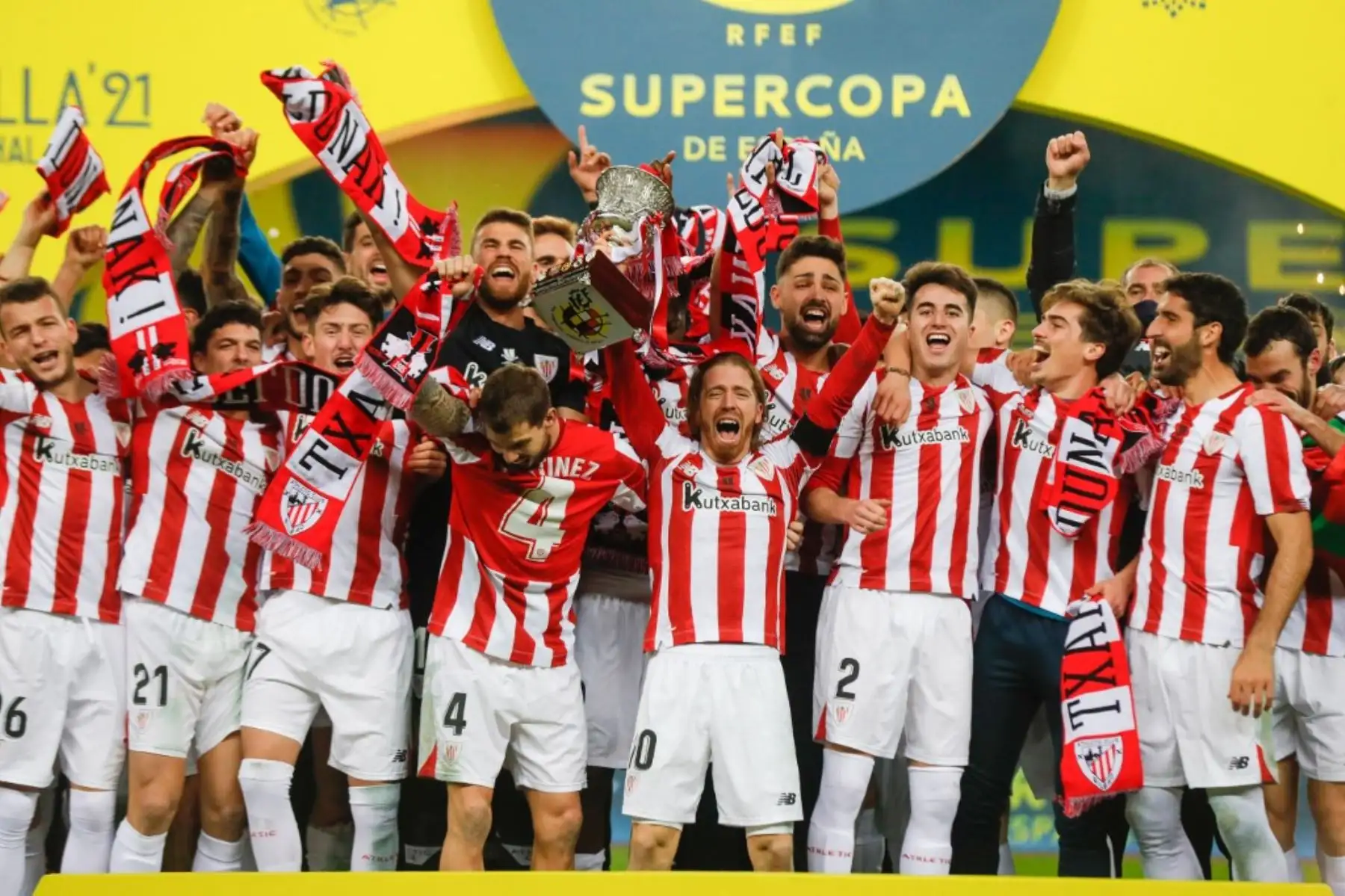 Jugadores del Athletic de Bilbao celebran tras ganar la final de la Supercopa de España entre el FC Barcelona y el Athletic Club de Bilbao en el estadio de La Cartuja de Sevilla el 17 de enero de 2021. Foto: AFP