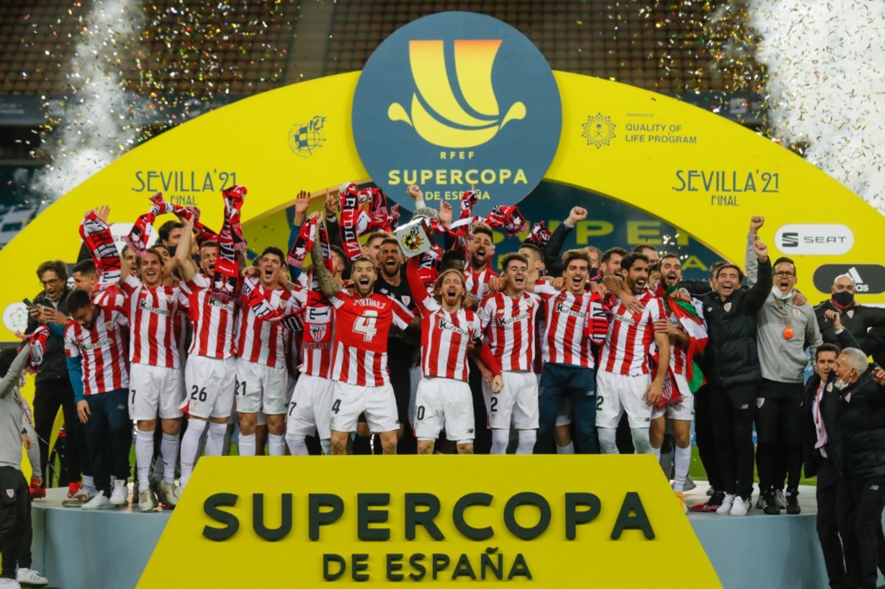 Jugadores del Athletic de Bilbao celebran tras ganar la final de la Supercopa de España entre el FC Barcelona y el Athletic Club de Bilbao en el estadio de La Cartuja de Sevilla el 17 de enero de 2021. Foto: AFP
