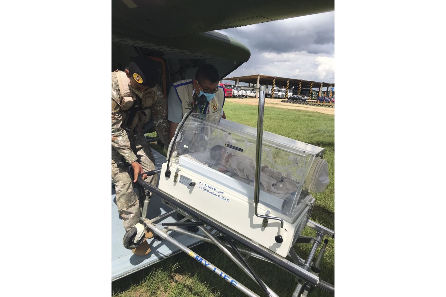 En respuesta inmediata y oportuna, el Ejército del Perú realizó la evacuación aeromédica helitransportada de una bebé de 25 días de nacida, desde la Comunidad Campesina de Yomibato, ubicada en la provincia de Manu, en el interior del Parque Nacional del Manu. Foto: @EjercitoPeru