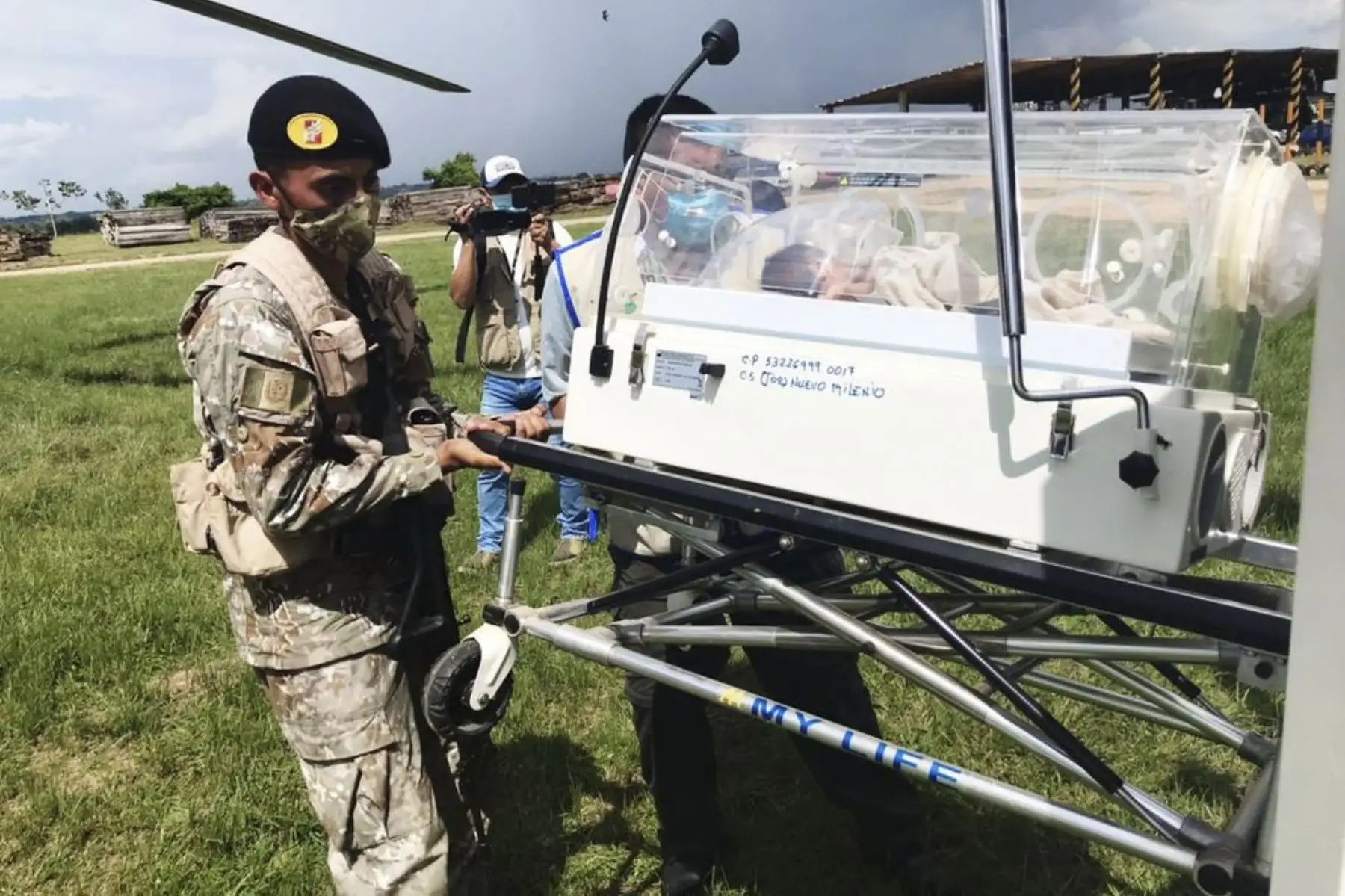 En respuesta inmediata y oportuna, el Ejército del Perú realizó la evacuación aeromédica helitransportada de una bebé de 25 días de nacida, desde la Comunidad Campesina de Yomibato, ubicada en la provincia de Manu, en el interior del Parque Nacional del Manu. Foto: @EjercitoPeru