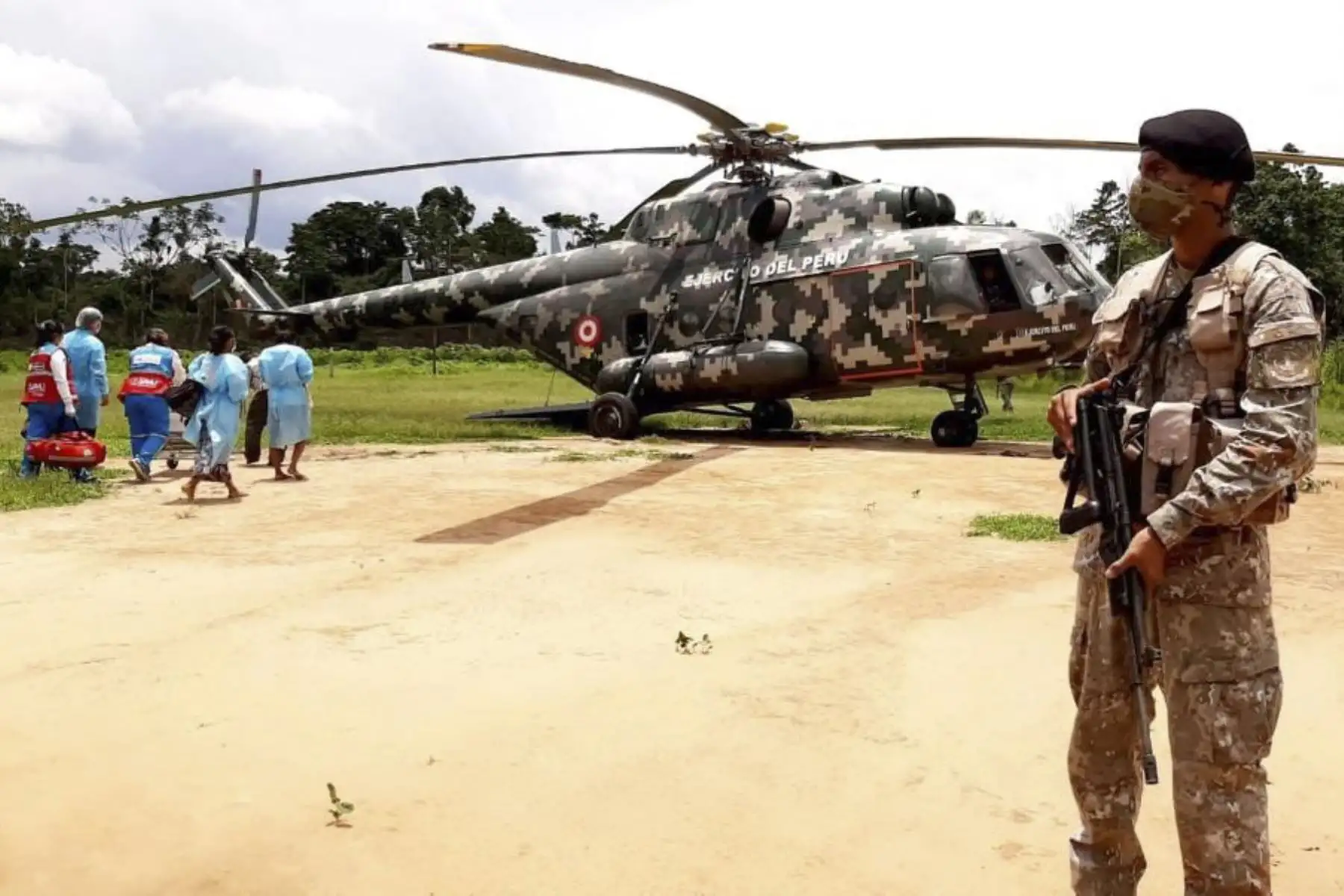 En respuesta inmediata y oportuna, el Ejército del Perú realizó la evacuación aeromédica helitransportada de una bebé de 25 días de nacida, desde la Comunidad Campesina de Yomibato, ubicada en la provincia de Manu, en el interior del Parque Nacional del Manu. Foto: @EjercitoPeru