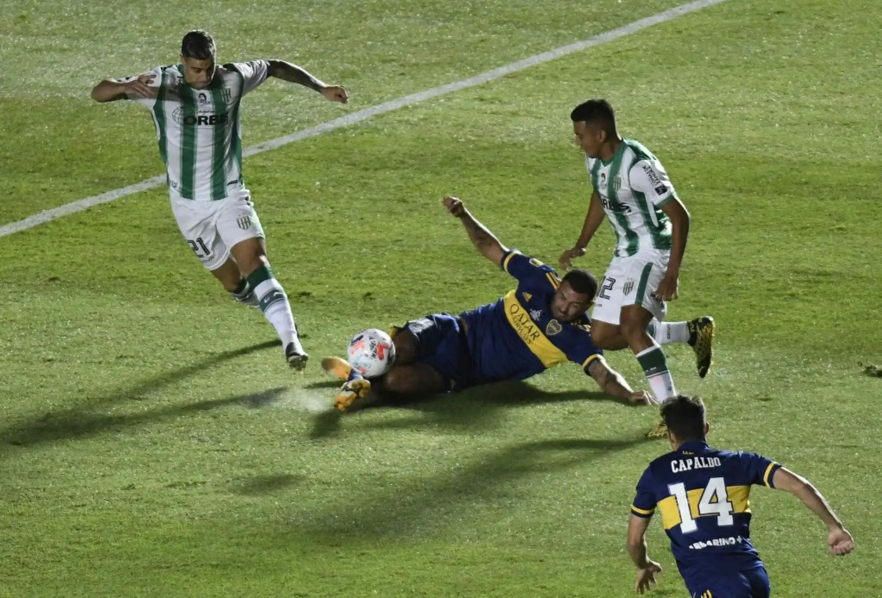 El colombiano de Boca Juniors Edwin Cardona compite por el balón con Martin Payero de Banfield y Emanuel Coronel de Banfield durante la final del torneo de fútbol Copa Diego Armando Maradona de primera división de Argentina en el estadio San Juan del Bicentenario, en San Juan, Argentina. Foto: AFP