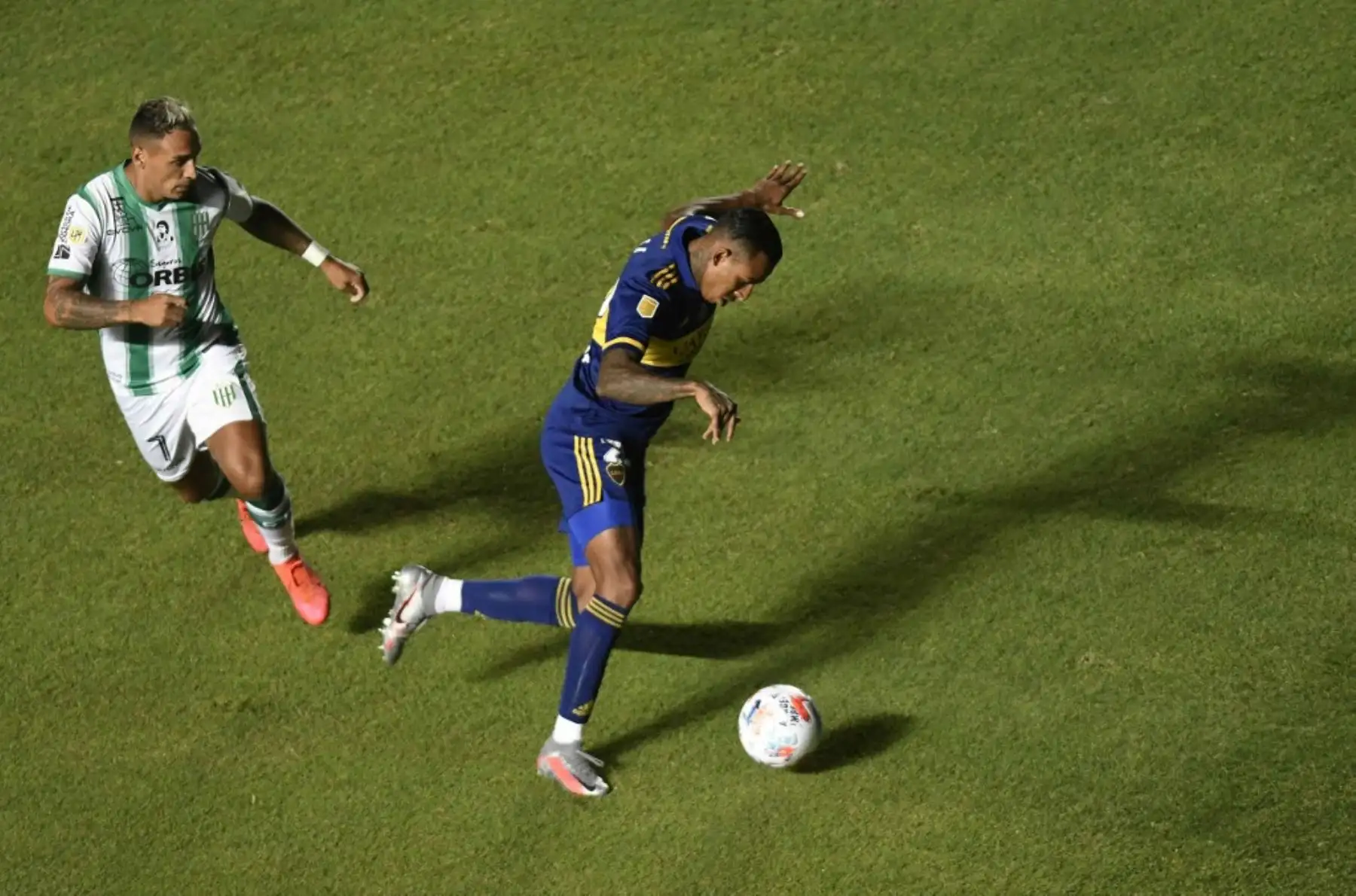 Fabián Bordagaray (izq.) De Banfield y Sebastián Villa de Boca Juniors disputan el balón durante la final del torneo de fútbol Copa Diego Armando Maradona de primera división de Argentina en el estadio San Juan del Bicentenario, en San Juan, Argentina. Foto: AFP
