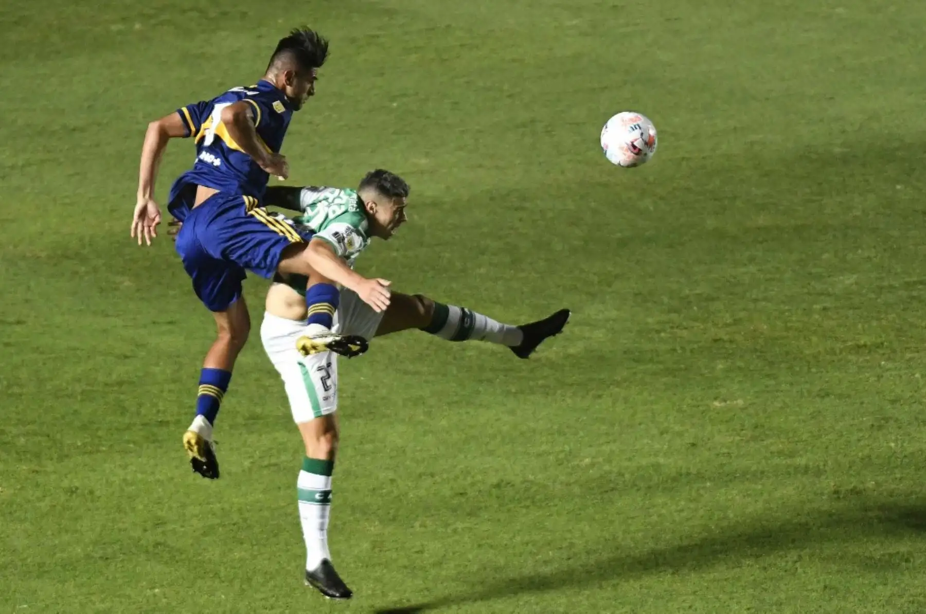 El peruano Carlos Zambrano (izq.) De Boca Juniors y Martín Payero de Banfield disputan el balón durante la final del torneo de fútbol Copa Diego Armando Maradona de primera división de Argentina en el estadio San Juan del Bicentenario, en San Juan, Argentina. Foto: AFP