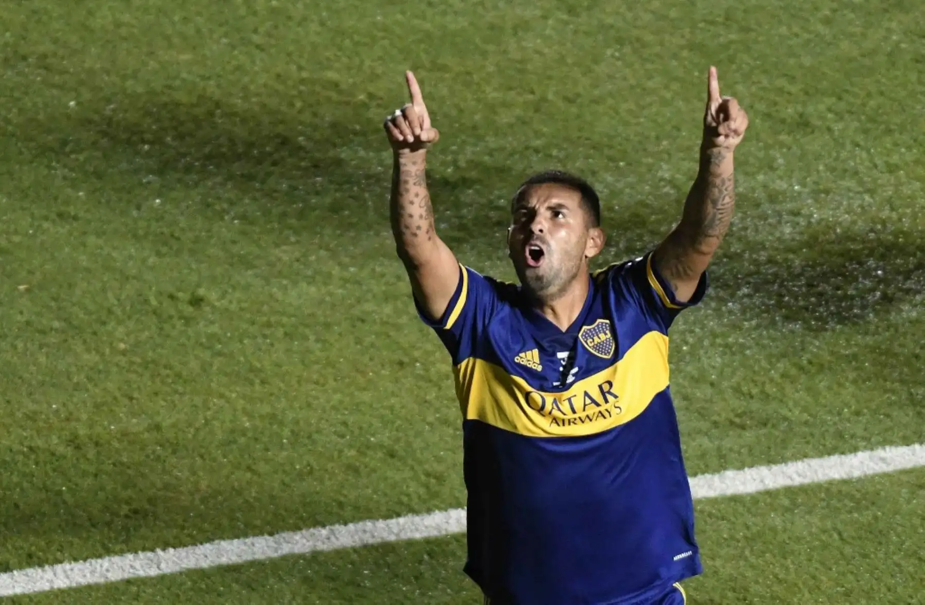 El colombiano de Boca Juniors, Edwin Cardona, celebra tras anotar ante Banfield durante la final del torneo de fútbol Copa Diego Armando Maradona de primera división de Argentina, en el estadio San Juan del Bicentenario, en San Juan, Argentina