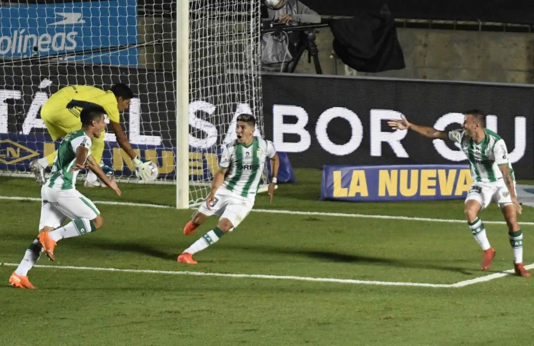 Luciano Lollo (L) de Banfield celebra con sus compañeros Agustín Fontana (C) y Luciano Pons después de anotar contra Boca Juniors durante la final del torneo de fútbol Copa Diego Armando Maradona de primera división de Argentina, en el estadio San Juan del Bicentenario, en San Juan, Argentina. Foto: AFP