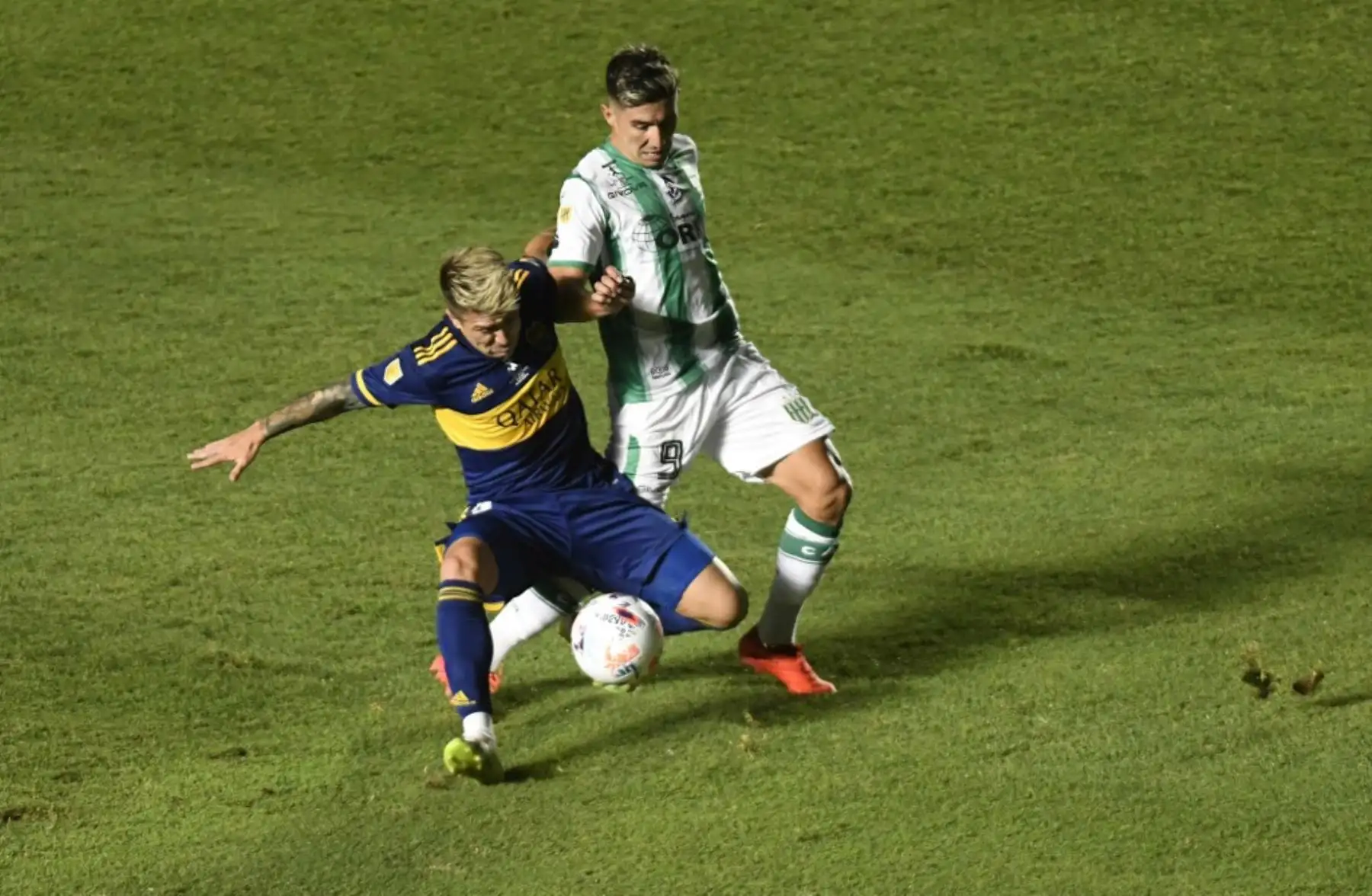 Agustín Fontana (der.) De Banfield y Julio Buffarini de Boca Juniors disputan el balón durante la final del torneo de fútbol Copa Diego Armando Maradona de primera división de Argentina en el estadio San Juan del Bicentenario, en San Juan, Argentina. Foto: AFP