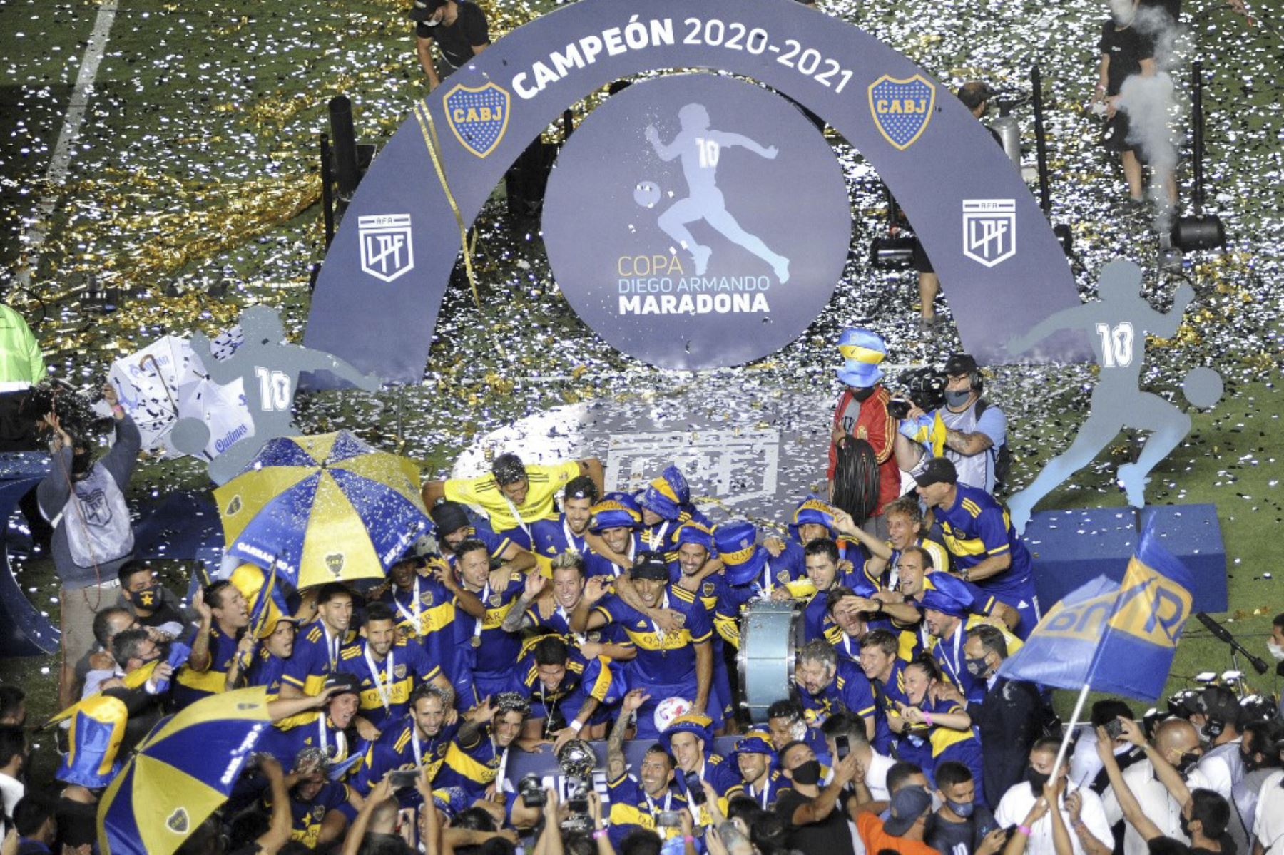 Los jugadores de Boca Juniors celebran con el trofeo de la Copa Diego Armando Maradona de fútbol de la primera división de Argentina, en el estadio San Juan del Bicentenario, en San Juan, Argentina. Foto: AFP