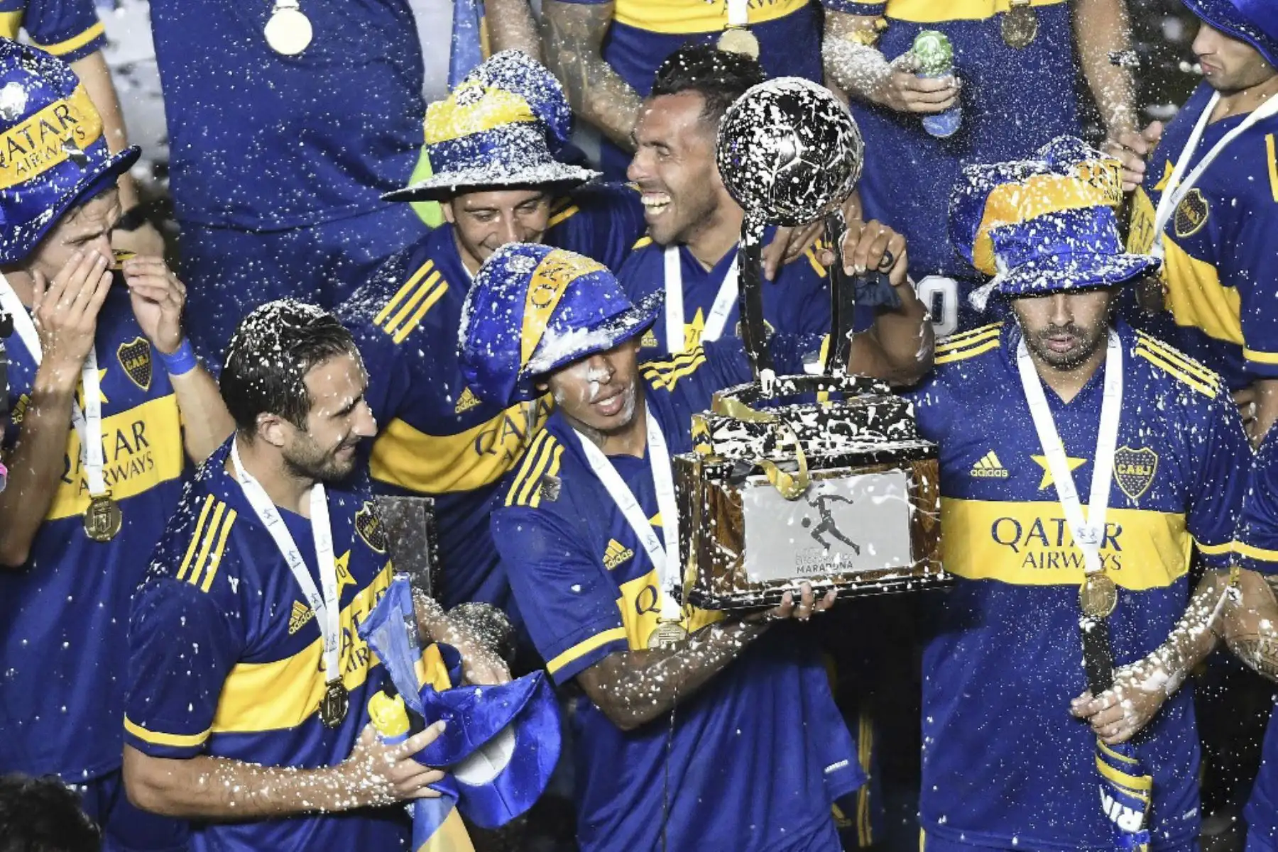 Los jugadores de Boca Juniors celebran con el trofeo de la Copa Diego Armando Maradona de fútbol de la Primera División de Argentina, en el estadio San Juan del Bicentenario, en San Juan, Argentina. Foto: AFP
