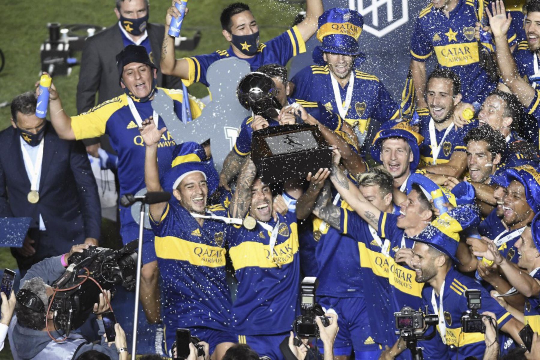 Los jugadores de Boca Juniors celebran con el trofeo de la Copa Diego Armando Maradona de fútbol de la Primera División de Argentina, en el estadio San Juan del Bicentenario, en San Juan, Argentina