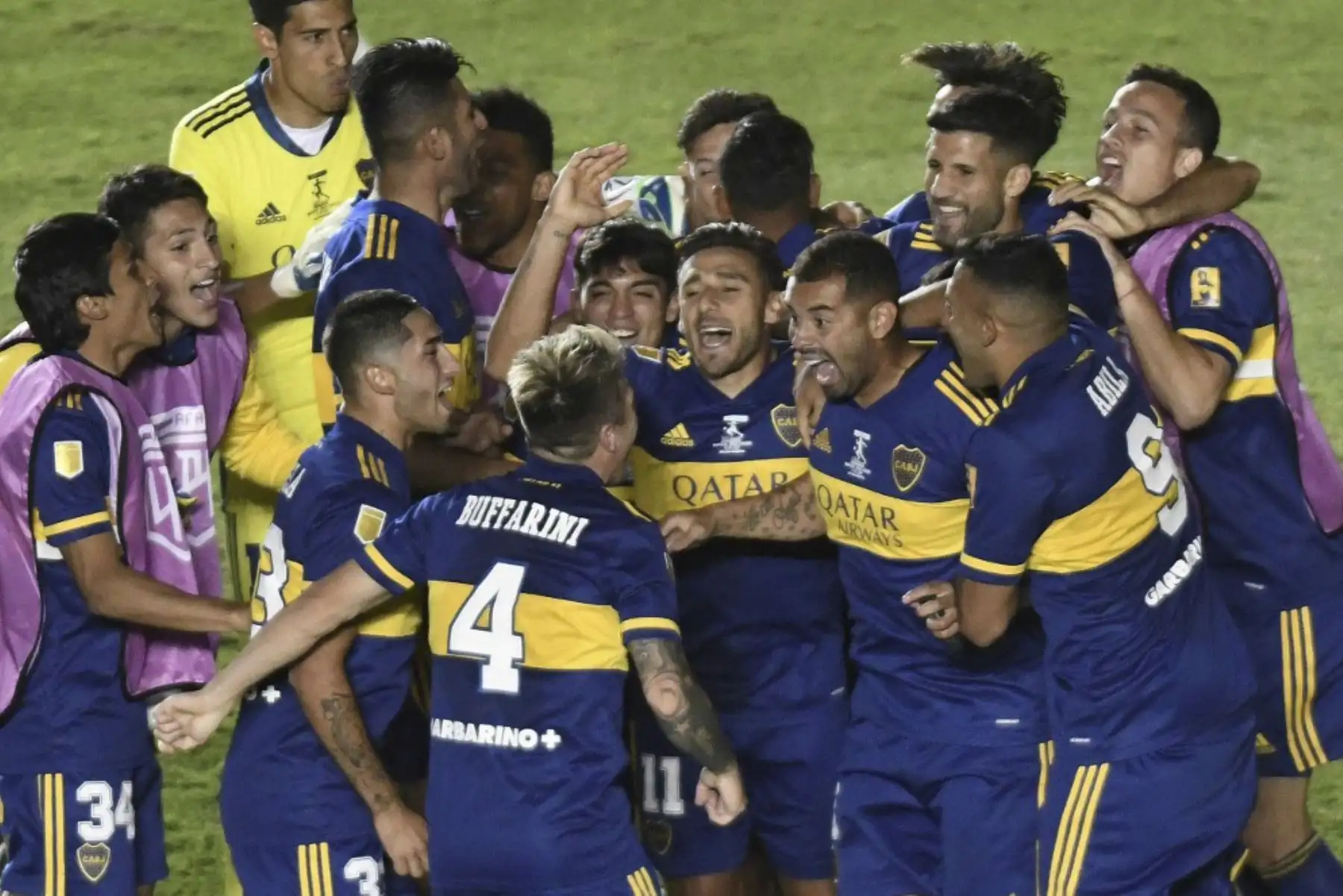 Los jugadores de Boca Juniors celebran tras ganar la Copa Diego Armando Maradona de primera división de Argentina, en el estadio San Juan del Bicentenario, en San Juan, Argentina. Foto: AFP