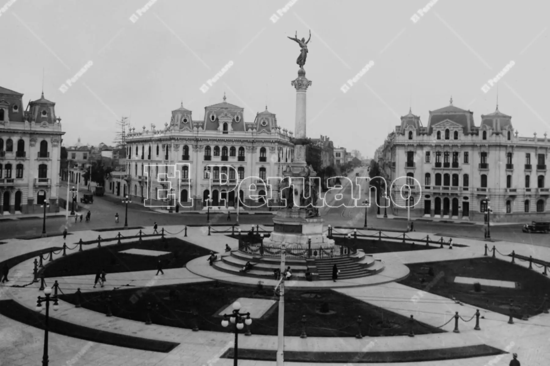 Plaza Dos de Mayo con los modernos edificios que donara a la ciudad el empresario y filántropo Víctor Larco Herrera (1937). Foto: Archivo Histórico de El Peruano