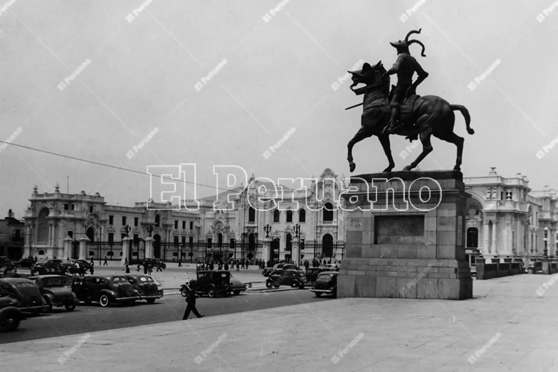 Monumento a Francisco Pizarro en el atrio de la Catedral de Lima (1945). Foto: Archivo Histórico de El Peruano