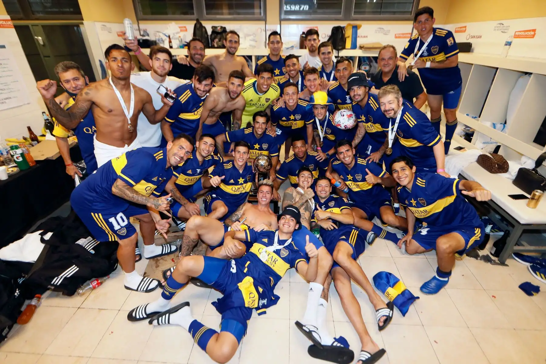 Carlos Zambrano fue uno de los artífices para que Boca Juniors logre su título número 70 de su historia luego que ayer derrotó por penales 5-3 al Banfield, después de igualar 1-1 en la final. Foto: Twitter/@5zambranocz