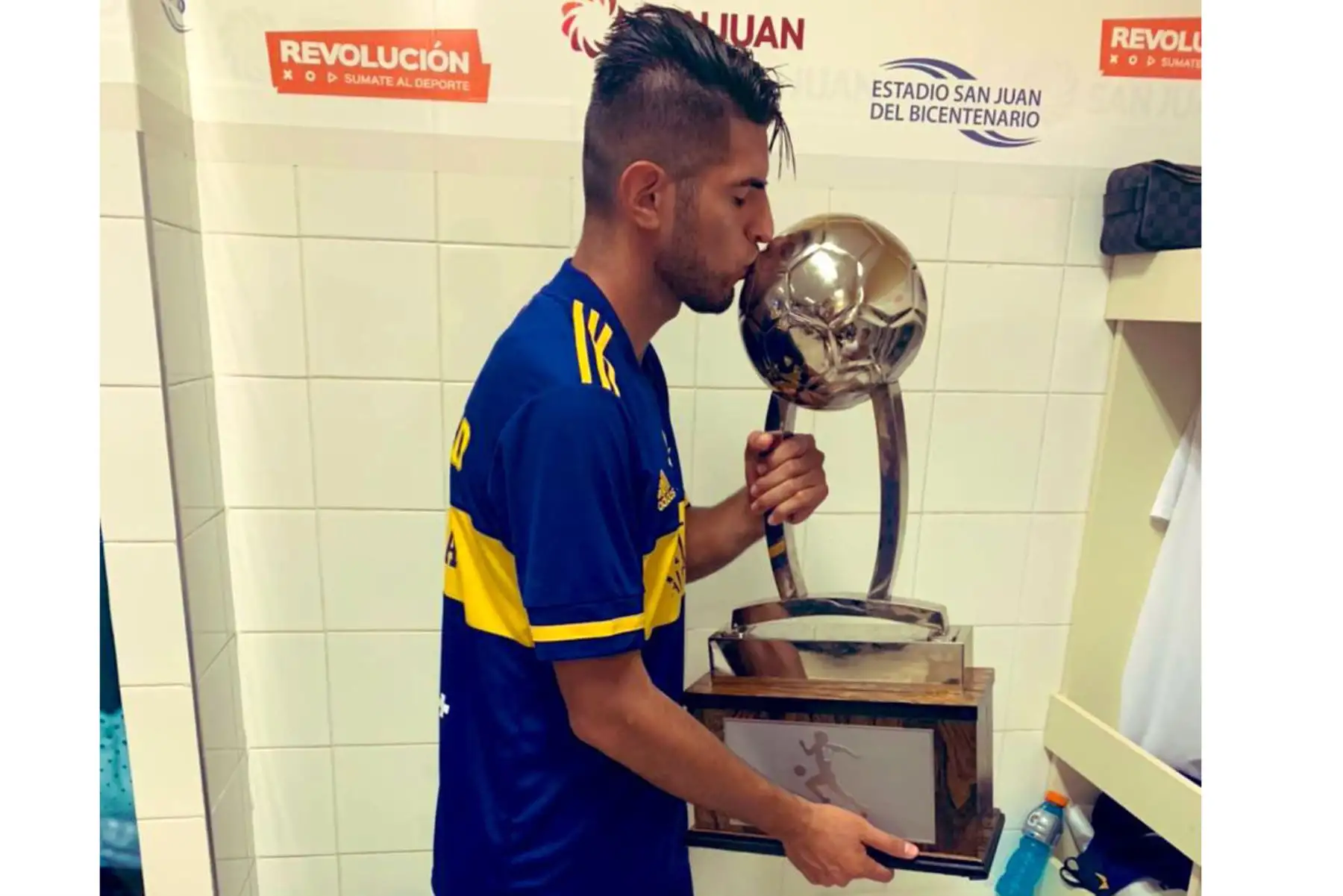 Carlos Zambrano fue uno de los artífices para que Boca Juniors logre su título número 70 de su historia luego que ayer derrotó por penales 5-3 al Banfield, después de igualar 1-1 en la final. Foto: Twitter/@5zambranocz