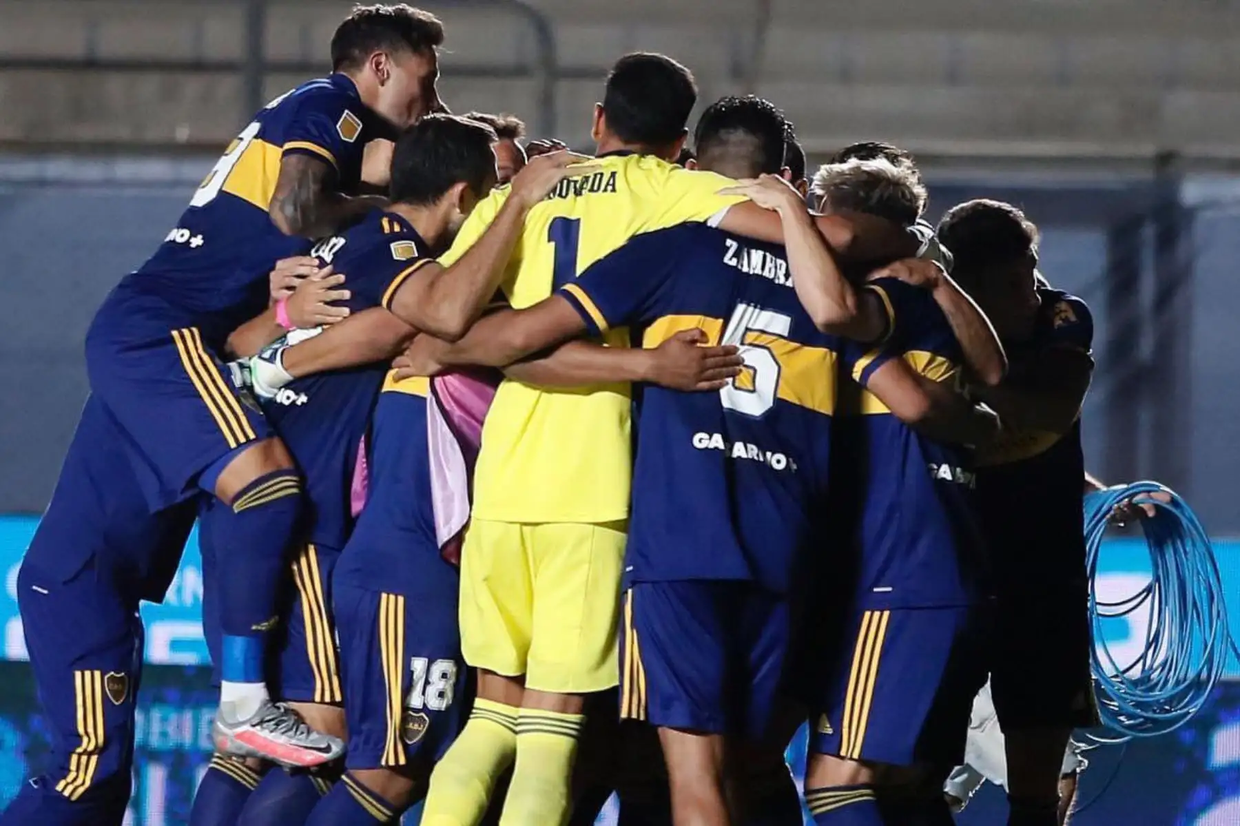 Carlos Zambrano fue uno de los artífices para que Boca Juniors logre su título número 70 de su historia luego que ayer derrotó por penales 5-3 al Banfield, después de igualar 1-1 en la final. Foto: Twitter/@5zambranocz