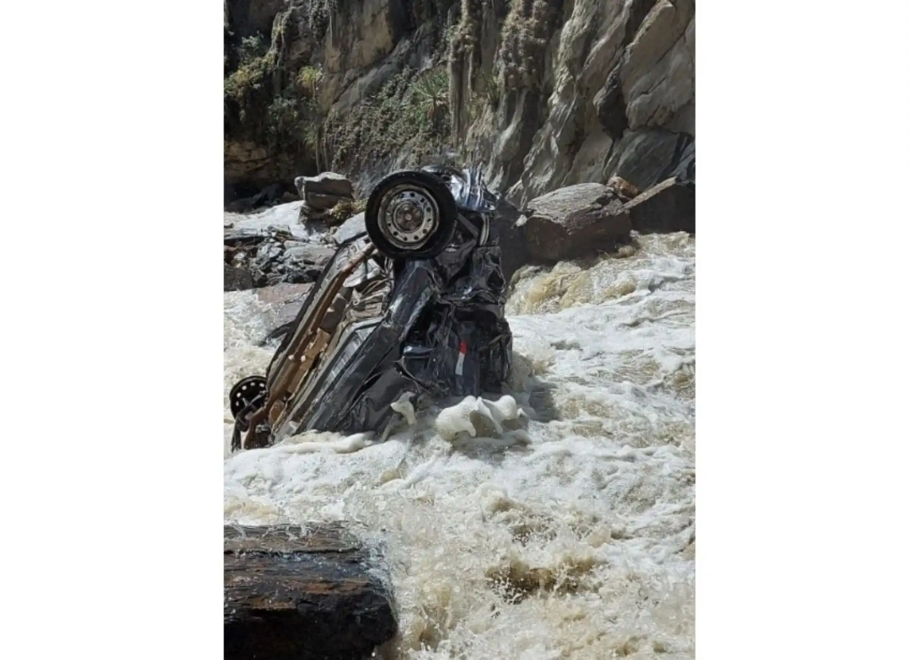 Cinco personas murieron tras vuelco y caída de auto a abismo en Paucartambo. Otras tres personas resultaron heridas de gravedad en este accidente de tránsito. ANDINA/Difusión