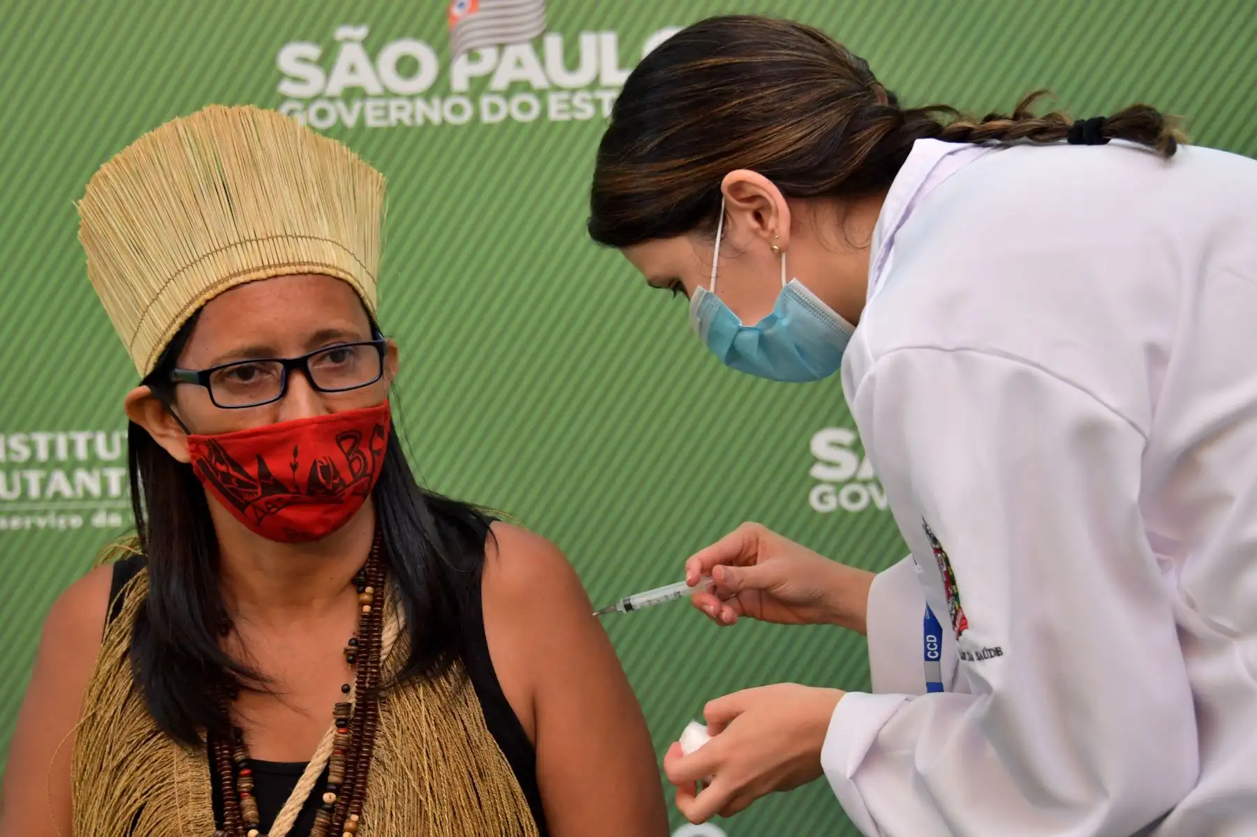 El indígena Kaimbe Vanusa Costa Santos es inoculado con la vacuna Coronavac Sinovac Biotech, contra el covid-19; en el hospital de Clínicas en Sao Paul Brasil.Foto: AFP