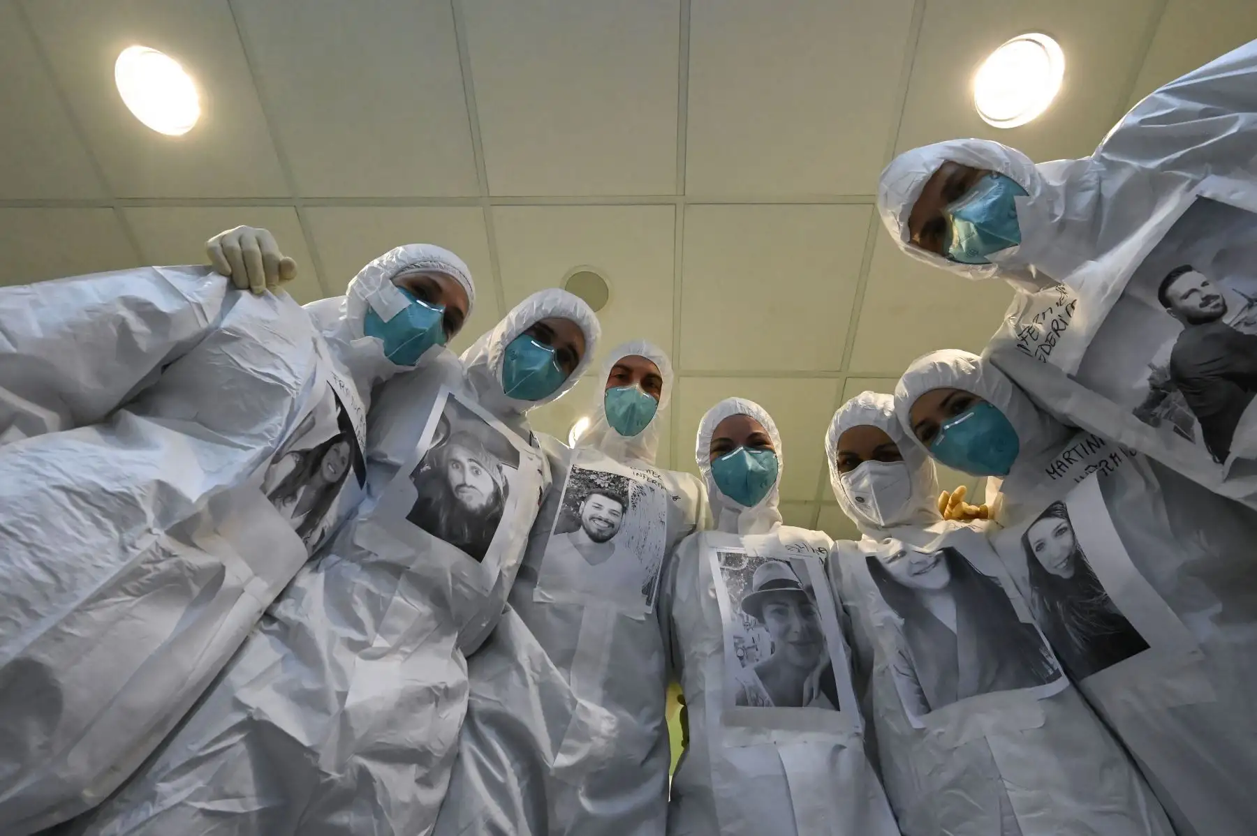 Los médicos y enfermeras de la UCI del hospital Santo Stefano usan equipos de protección con su rostro real, para ser reconocidos por los pacientes y tranquilizarlos. Foto: AFP