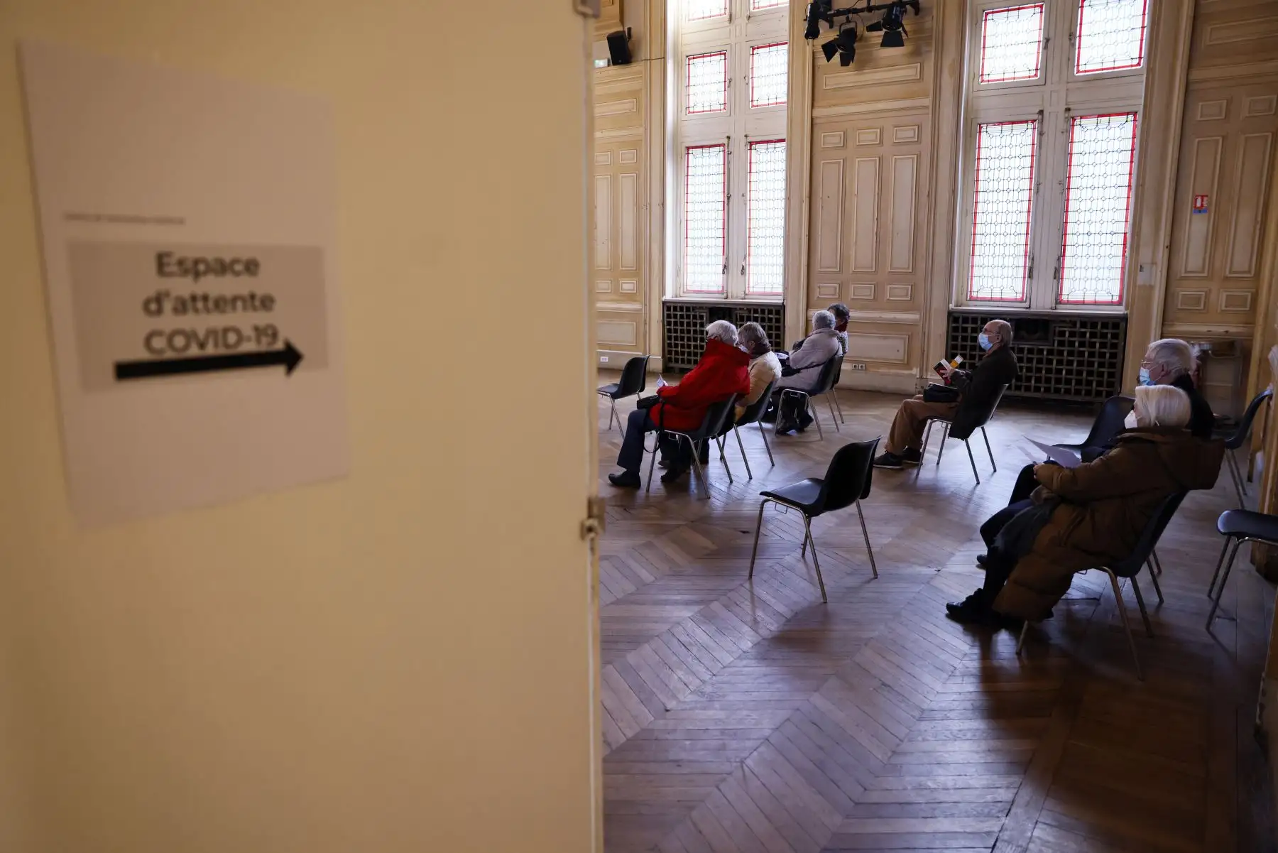 Los ancianos esperan recibir una inyección de la vacuna covid-19 en el ayuntamiento del distrito 13 de París, en medio de la crisis vinculada a la pandemia covid-19.  
Foto: AFP
