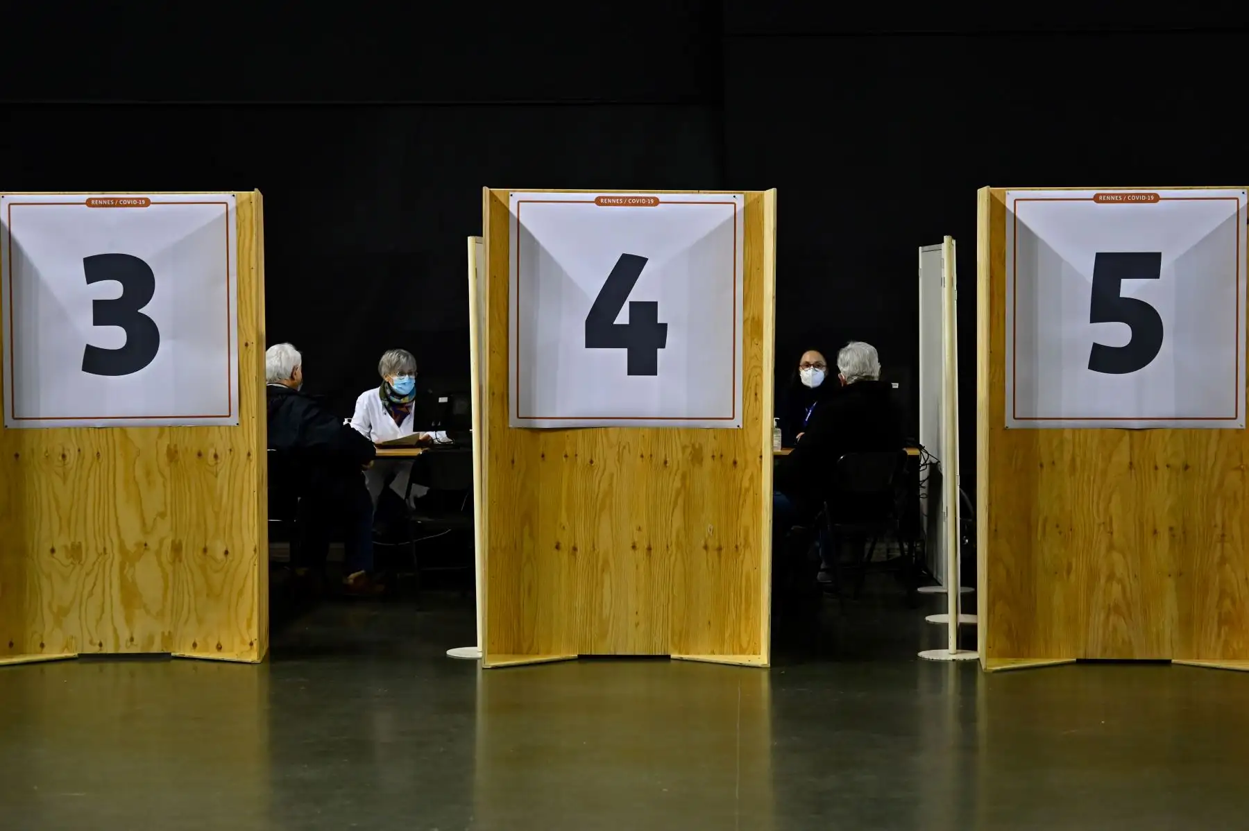 Los ancianos consultan a los médicos antes de recibir una inyección de la vacuna covid-19, en la sala de conciertos "Le Liberte", en el oeste de Francia durante una campaña de vacunación contra el covid-19 para personas mayores 75. 
Foto: AFP
