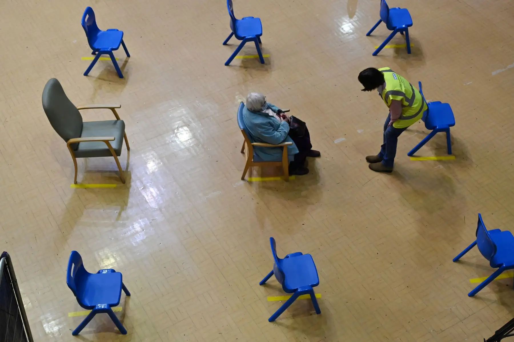 Una paciente  se sienta en el área de recuperación después de recibir su vacuna contra el coronavirus en un centro de vacunación covid-19 instalado dentro del Centro Internacional de Bournemouth en Bournemouth, sur de Inglaterra Gran Bretaña. Foto: AFP