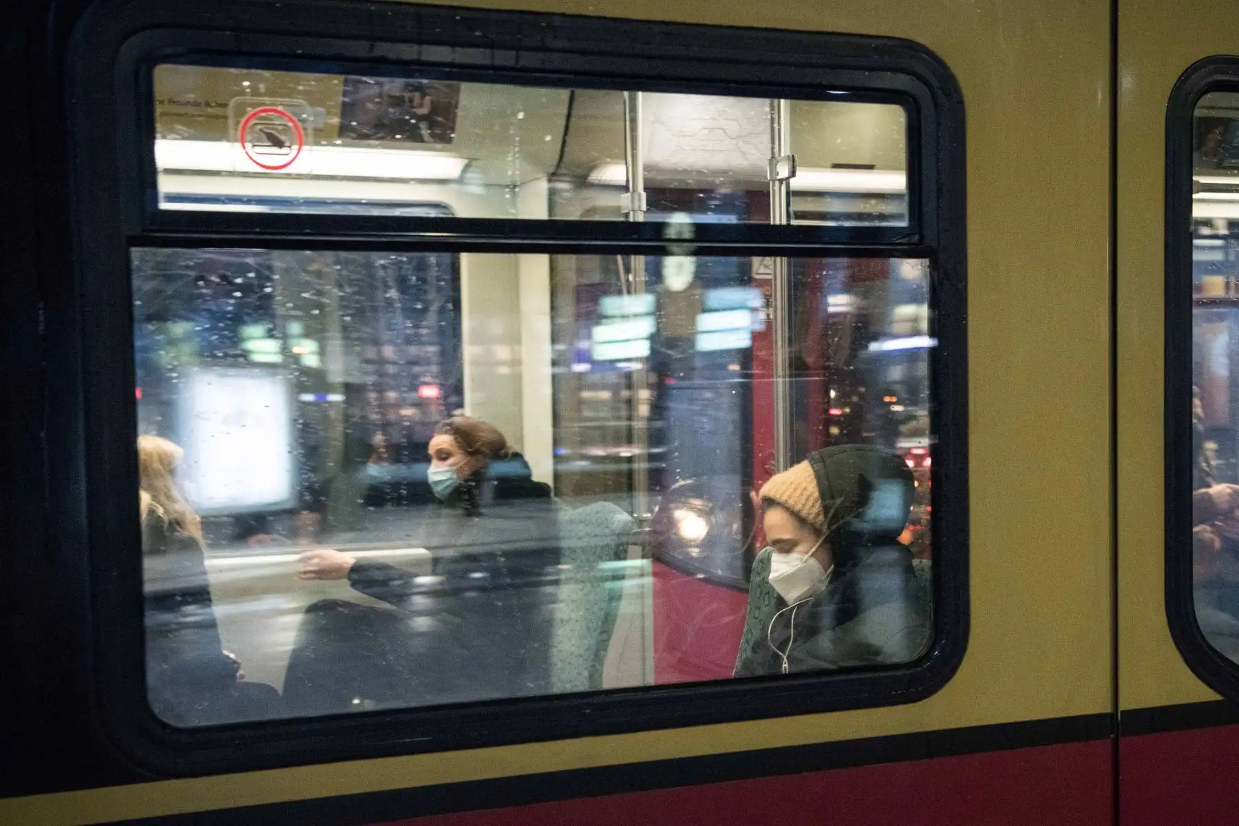 Los pasajeros con máscaras protectoras se sientan en un tren de cercanías S-Bahn en Berlín, en medio de la nueva pandemia del coronavirus. 
Foto: AFP