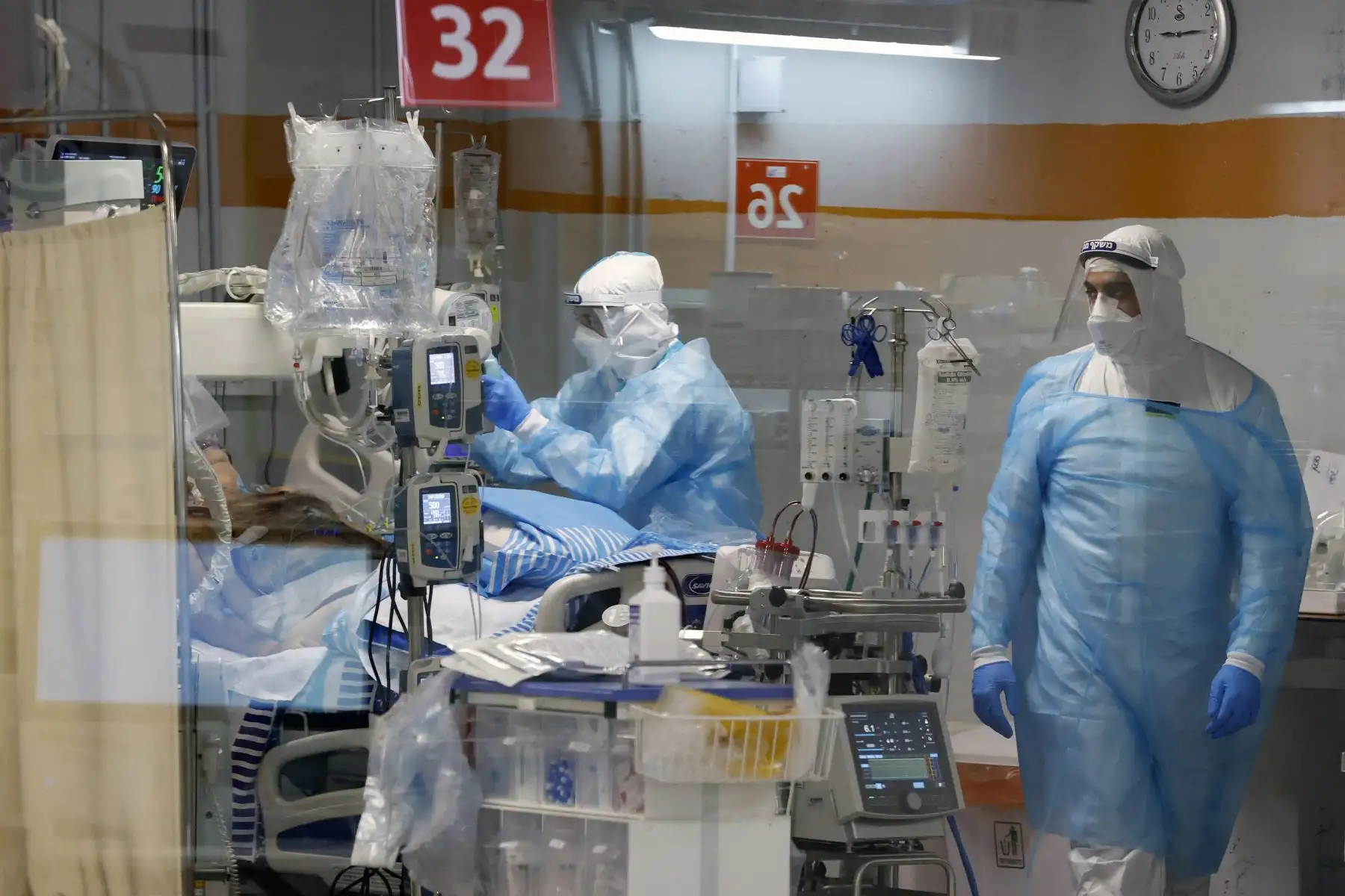 Los médicos atienden a un paciente con covid-19 en la sala de aislamiento del Centro Médico Sheba, en Ramat Gan cerca de la ciudad costera israelí de Tel Aviv.
 Foto:  AFP