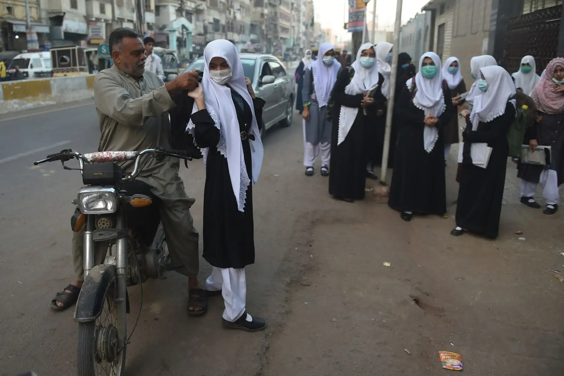 Los estudiantes con mascarillas llegan a la escuela en Karachi, cuando el gobierno reabrió los institutos educativos, después de permanecer cerrados como medida preventiva contra el coronavirUs. 
Foto: AFP