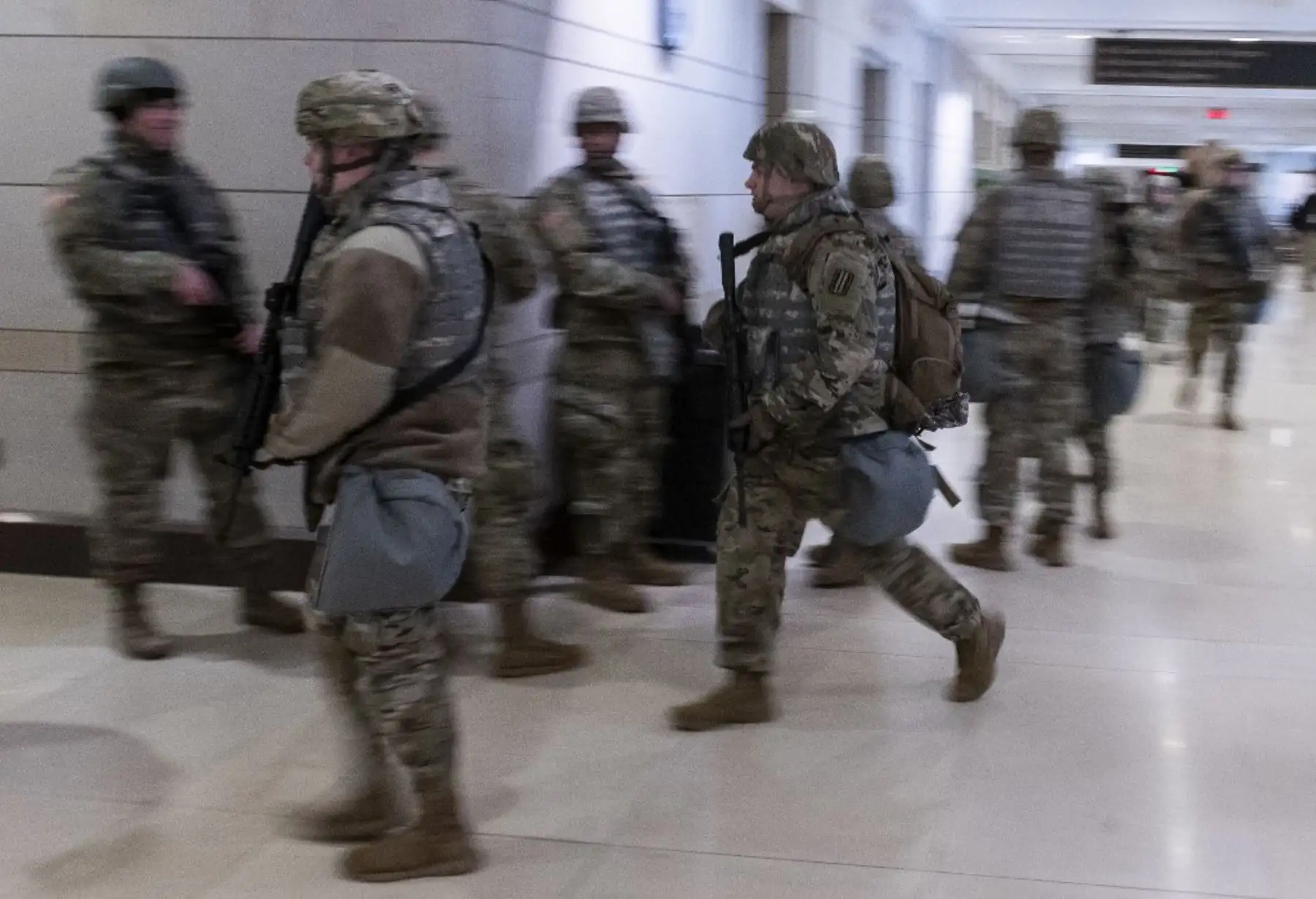 Los miembros de la Guardia Nacional de los EE. UU. salen del Capitolio para tomar posiciones afuera después de una "amenaza de seguridad externa" antes de un ensayo general para la 59ª ceremonia inaugural del presidente electo Joe Biden y la vicepresidenta electa Kamala Harris, en el Capitolio de EE. UU. el 18 de enero de 2021 en Washington, DC. Foto: AFP Los miembros de la Guardia Nacional de los EE. UU. salen del Capitolio para tomar posiciones afuera después de una "amenaza de seguridad externa" antes de un ensayo general para la 59ª ceremonia inaugural del presidente electo Joe Biden y la vicepresidenta electa Kamala Harris, en el Capitolio de EE. UU. el 18 de enero de 2021 en Washington, DC. Foto: AFP