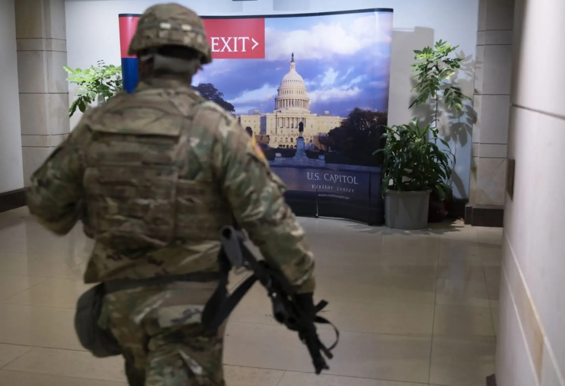 Un miembro de la Guardia Nacional de EE. UU. abandona el Capitolio de EE. UU. para tomar posición afuera después de una "amenaza de seguridad externa" antes de un ensayo general para la 59ª ceremonia inaugural del presidente electo Joe Biden y la vicepresidenta electa Kamala Harris, en el Capitolio de EE. UU. el 18 de enero de 2021 en Washington, DC. Foto: AFP Un miembro de la Guardia Nacional de EE. UU. abandona el Capitolio de EE. UU. para tomar posición afuera después de una "amenaza de seguridad externa" antes de un ensayo general para la 59ª ceremonia inaugural del presidente electo Joe Biden y la vicepresidenta electa Kamala Harris, en el Capitolio de EE. UU. el 18 de enero de 2021 en Washington, DC. Foto: AFP